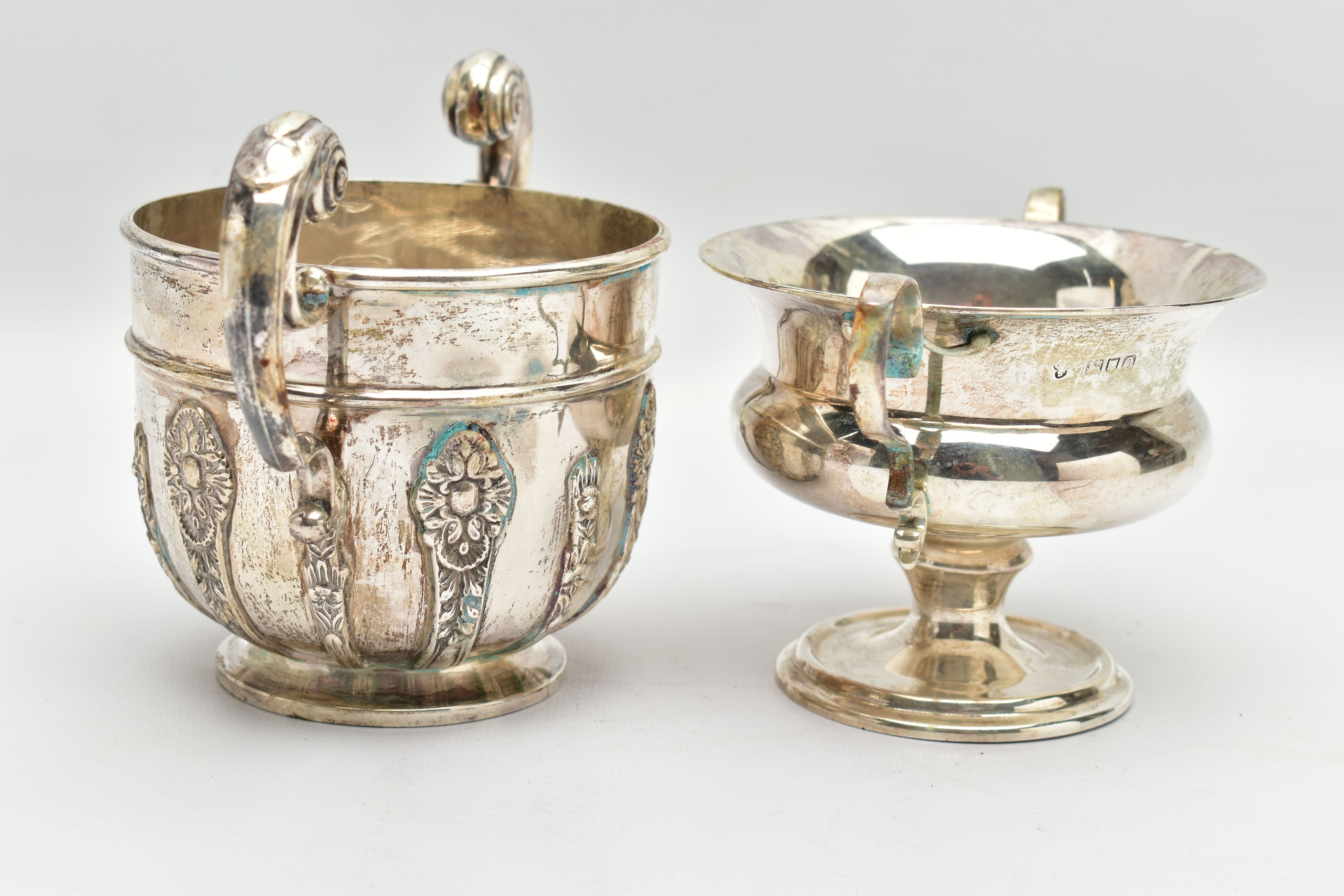 A GEORGE V WALKER & HALL SILVER TWIN HANDLED LOVING CUP AND AN EDWARDIAN TWIN HANDLED PEDESTAL - Image 2 of 7