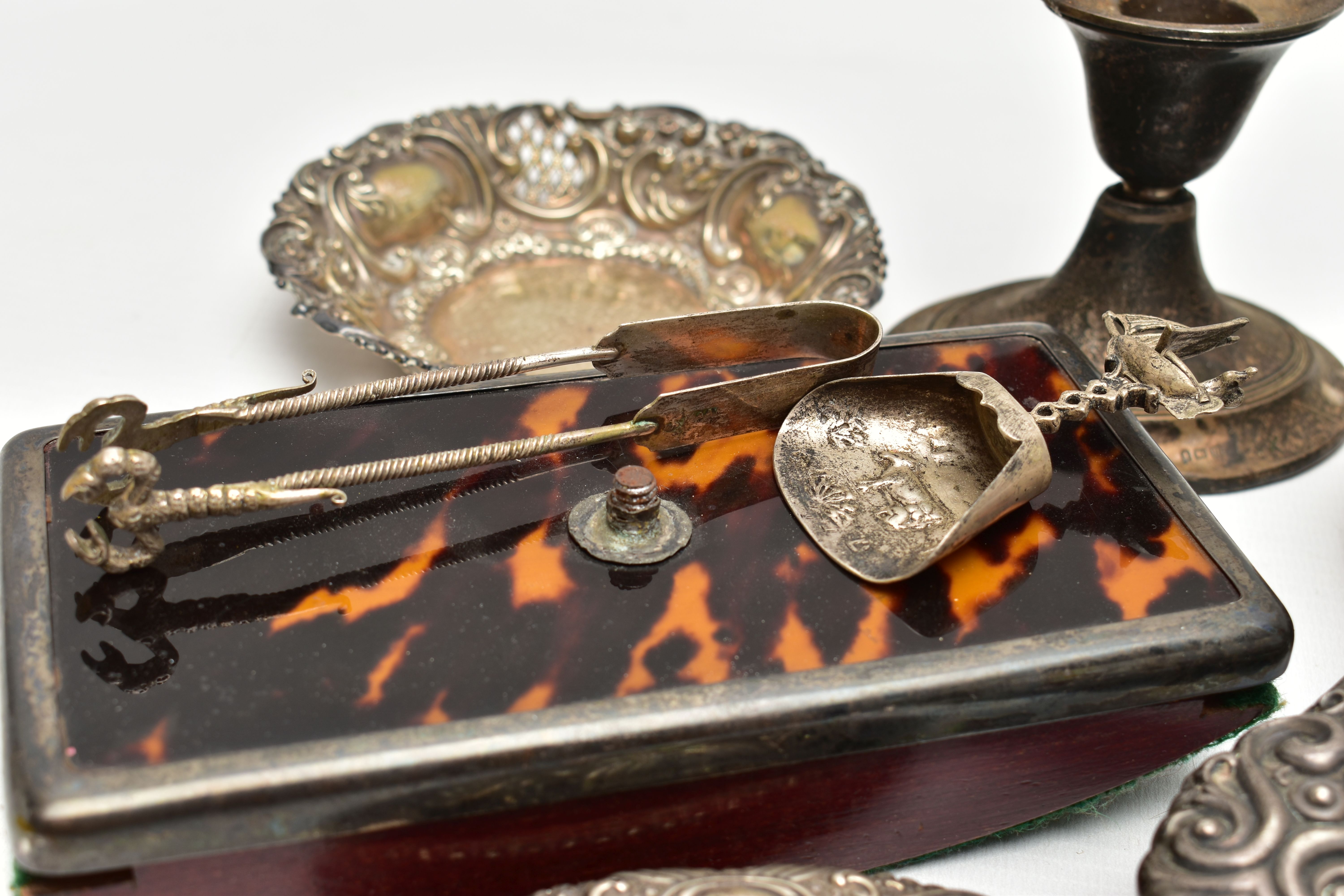 A SMALL PARCEL OF ASSORTED LATE VICTORIAN, EDWARDIAN AND LATER SILVER, comprising a pair of circular - Image 5 of 8