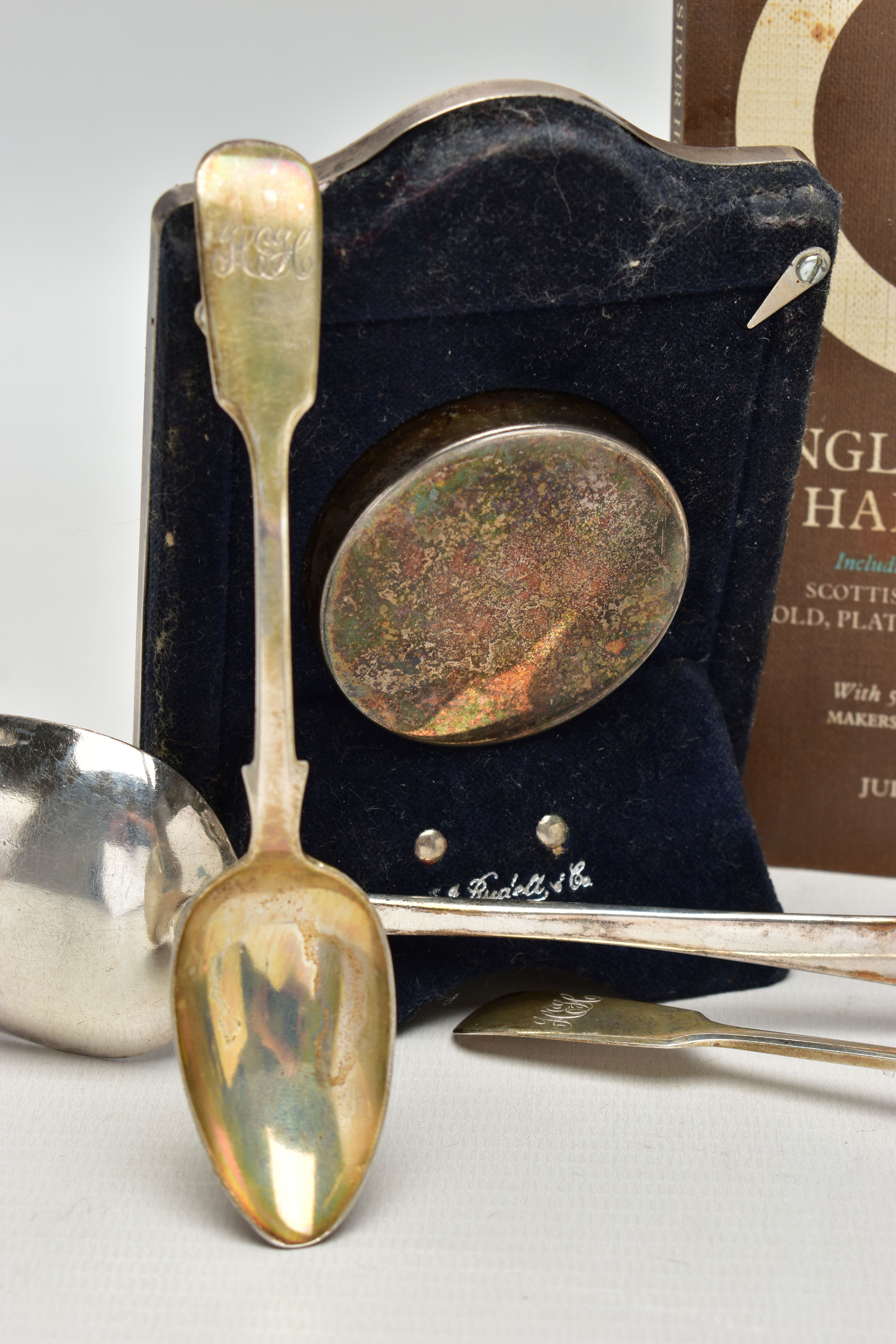 A SMALL PARCEL OF LATE 18TH, 19TH AND 20TH CENTURY SPOONS, NAPKIN RINGS, ETC, comprising an Old - Bild 9 aus 10