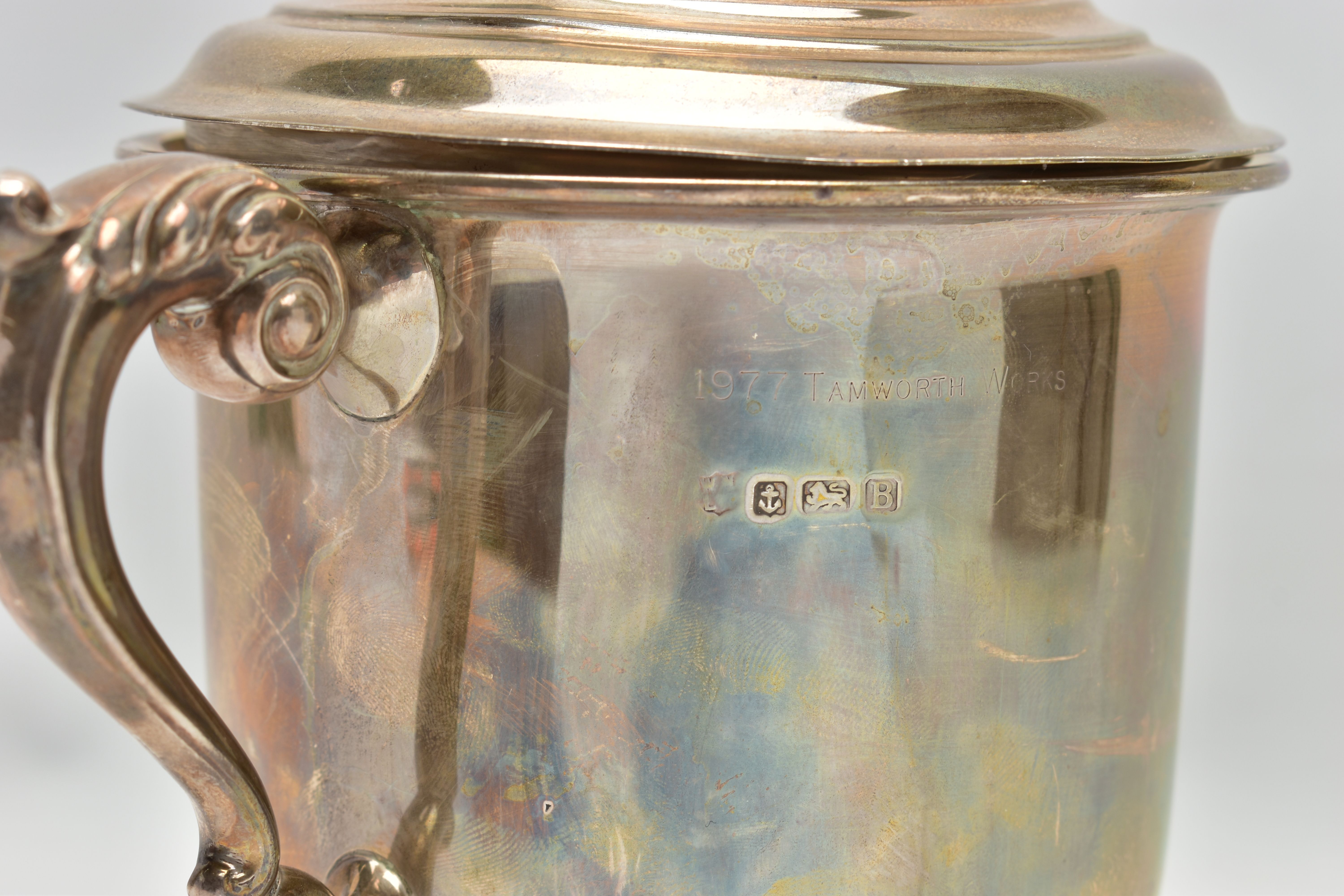 A GEORGE V SILVER TWIN HANDLED TROPHY CUP AND COVER, the pull off domed cover with foliate ball - Image 5 of 9