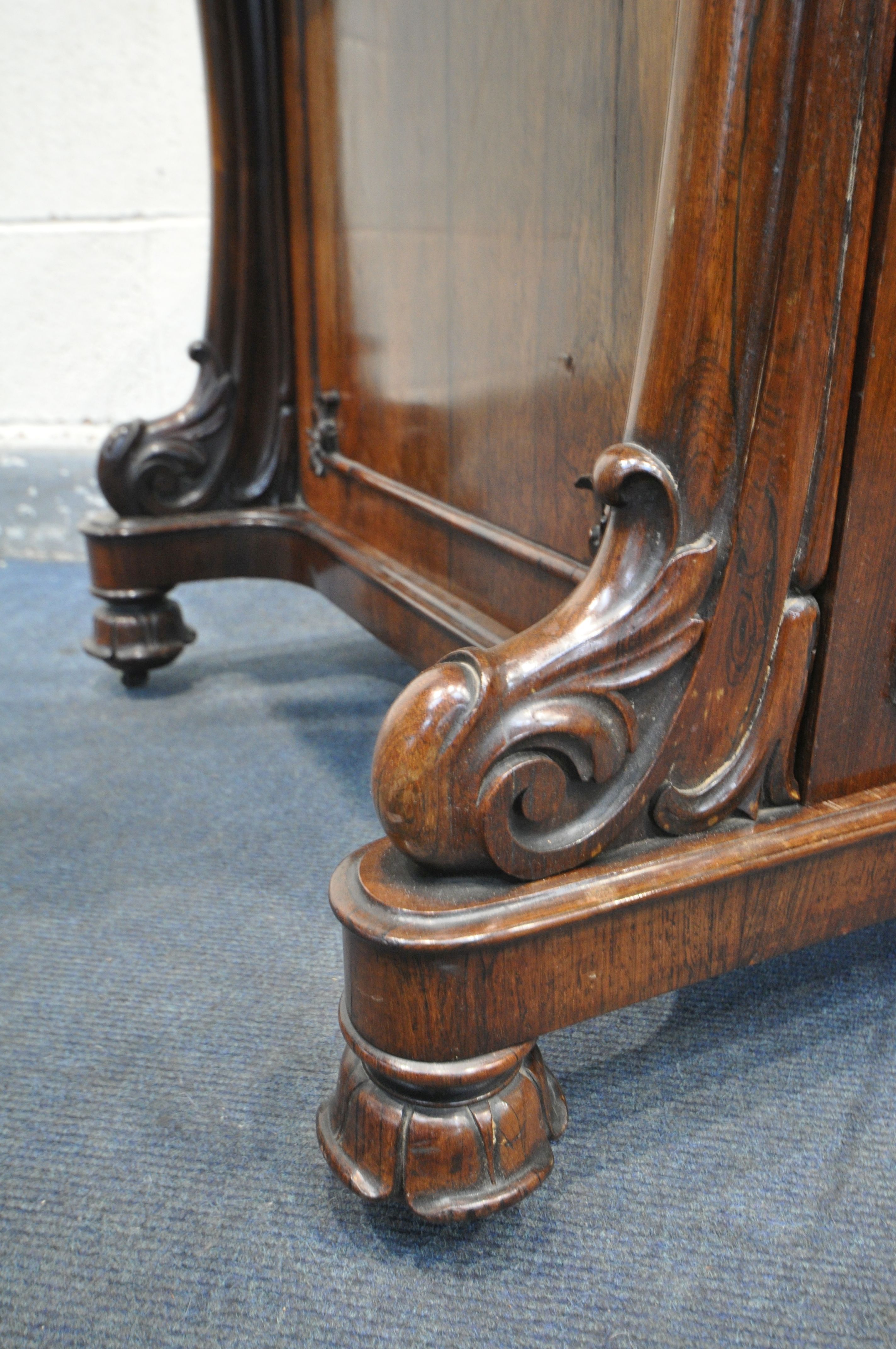 AN EARLY 19TH CENTURY ROSEWOOD DAVENPORT DESK, having a brass open fretwork gallery behind a leather - Image 9 of 9