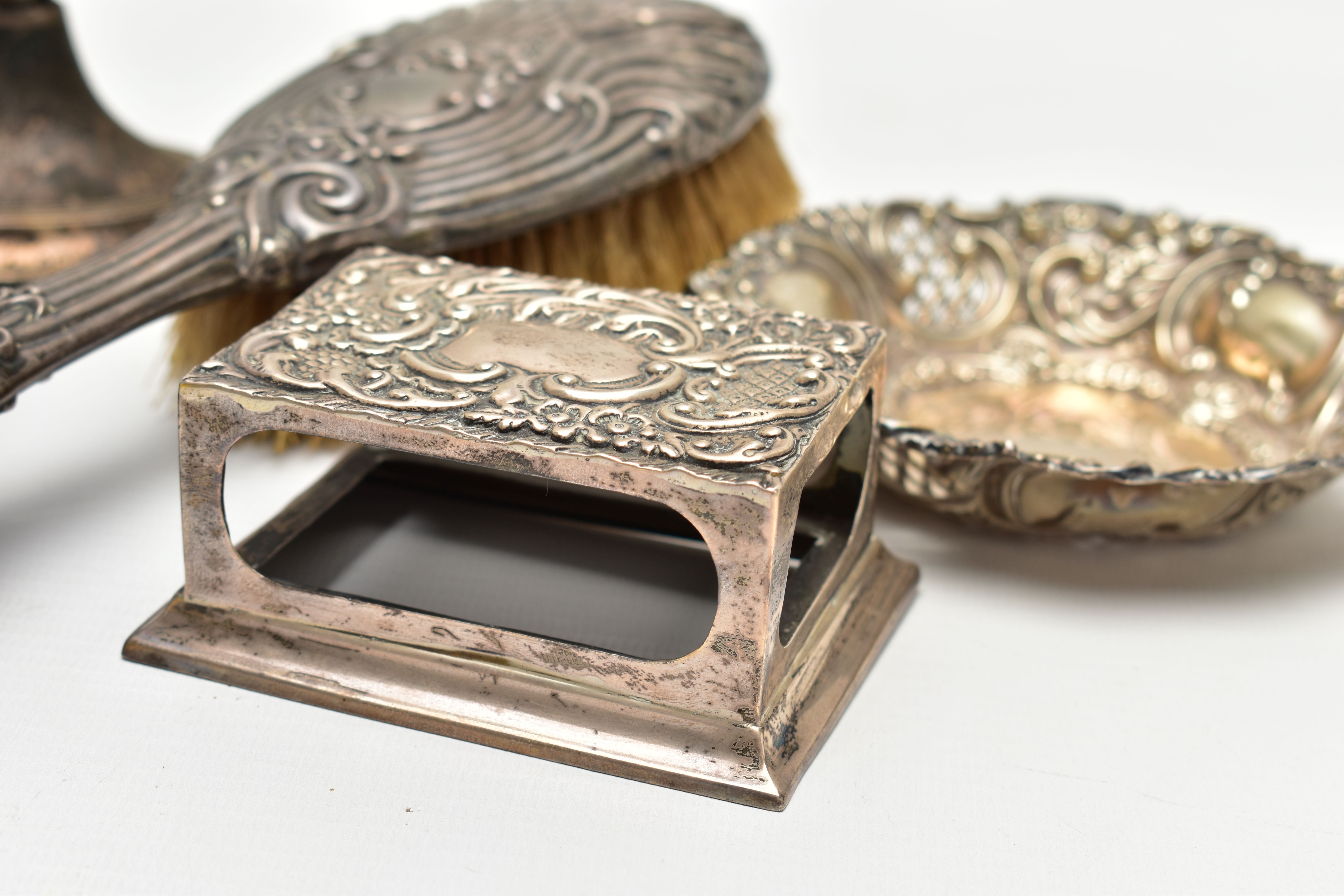 A SMALL PARCEL OF ASSORTED LATE VICTORIAN, EDWARDIAN AND LATER SILVER, comprising a pair of circular - Image 3 of 8