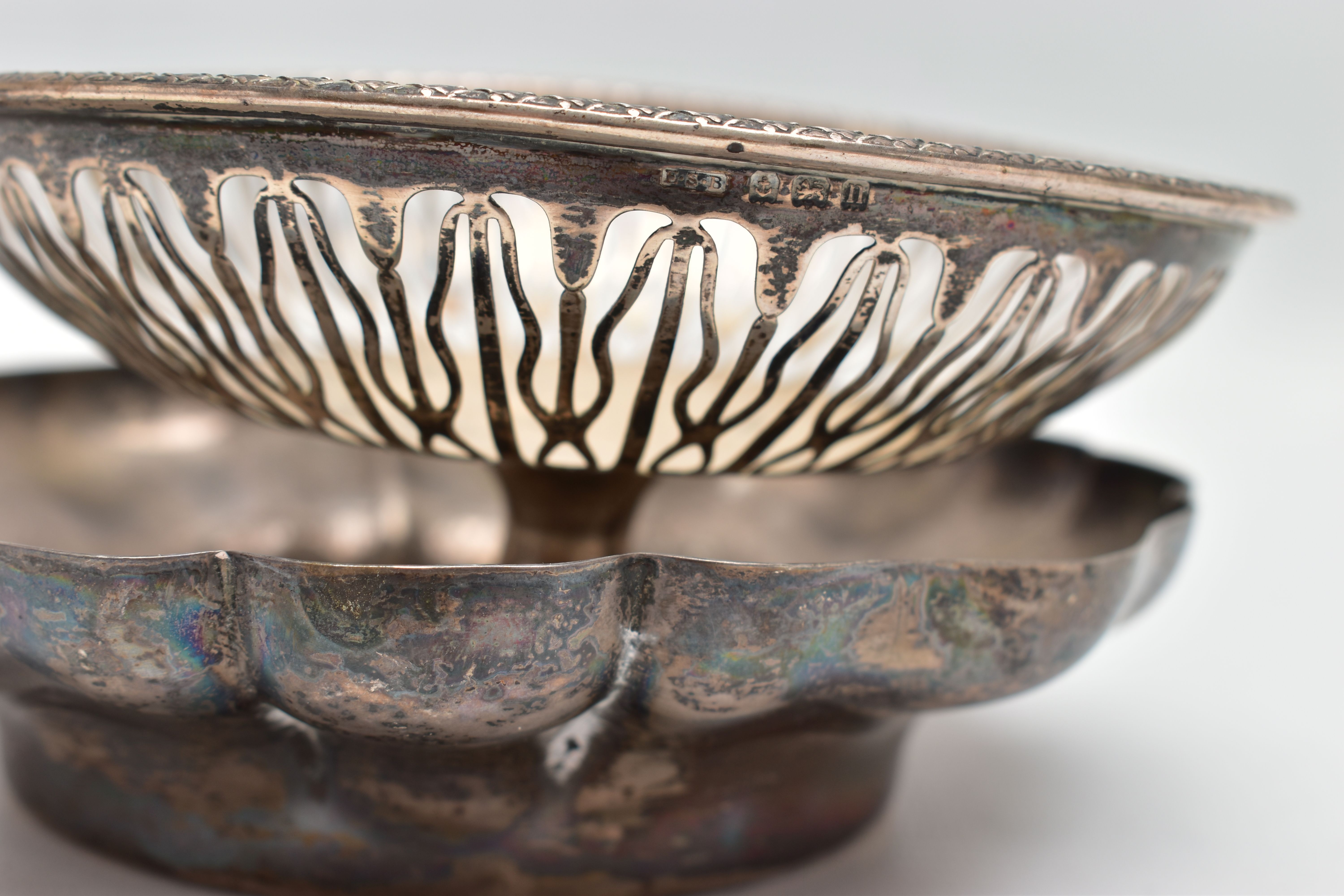 AN ELIZABETH II SILVER DISH OF WAVY OUTLINE AND A GEORGE V PIERCED SILVER PEDESTAL DISH, the wavy - Image 6 of 6