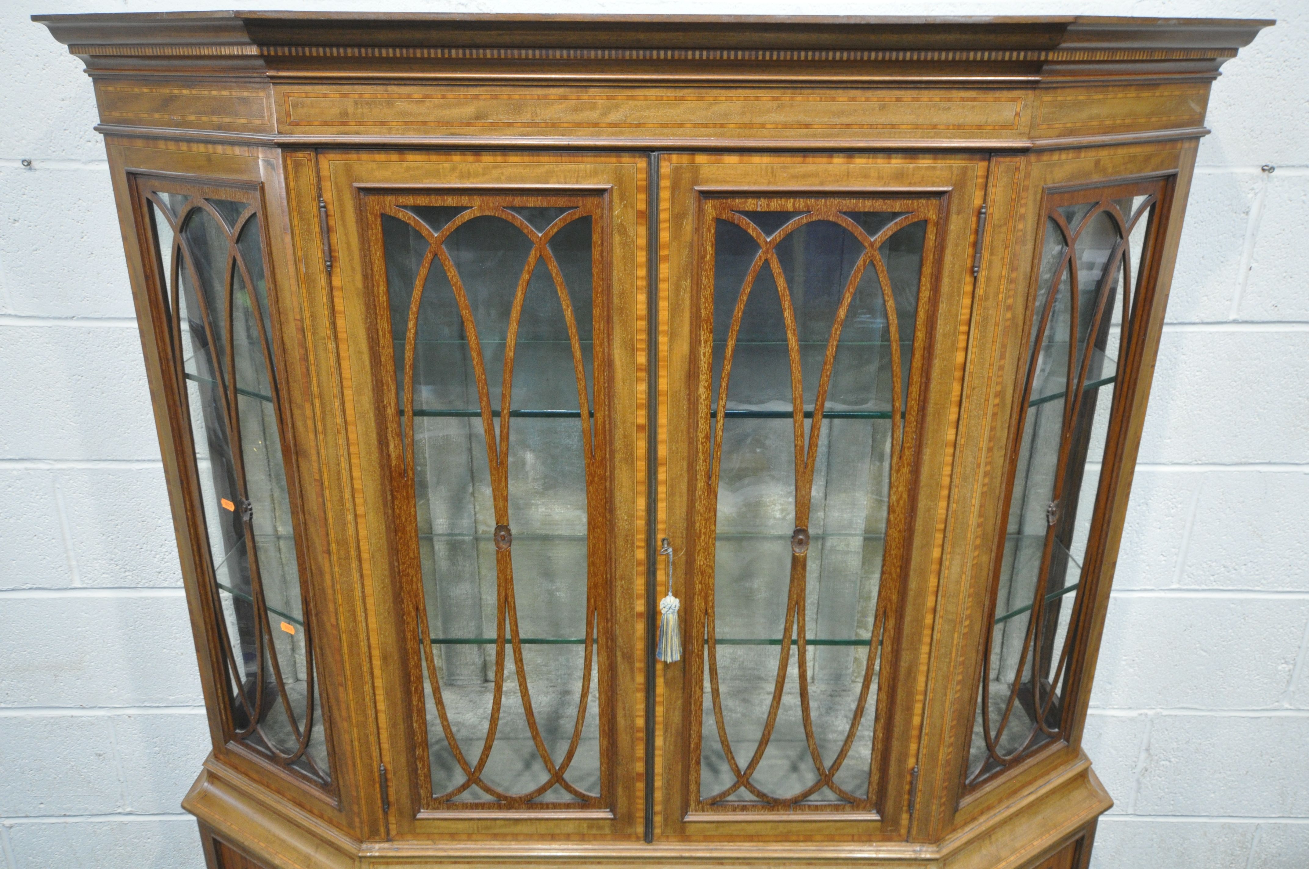 AN EARLY 20TH CENTURY SHERATON REVIVAL MAHOGANY AND BOXWOOD STRING DISPLAY CABINET, having an - Image 2 of 10