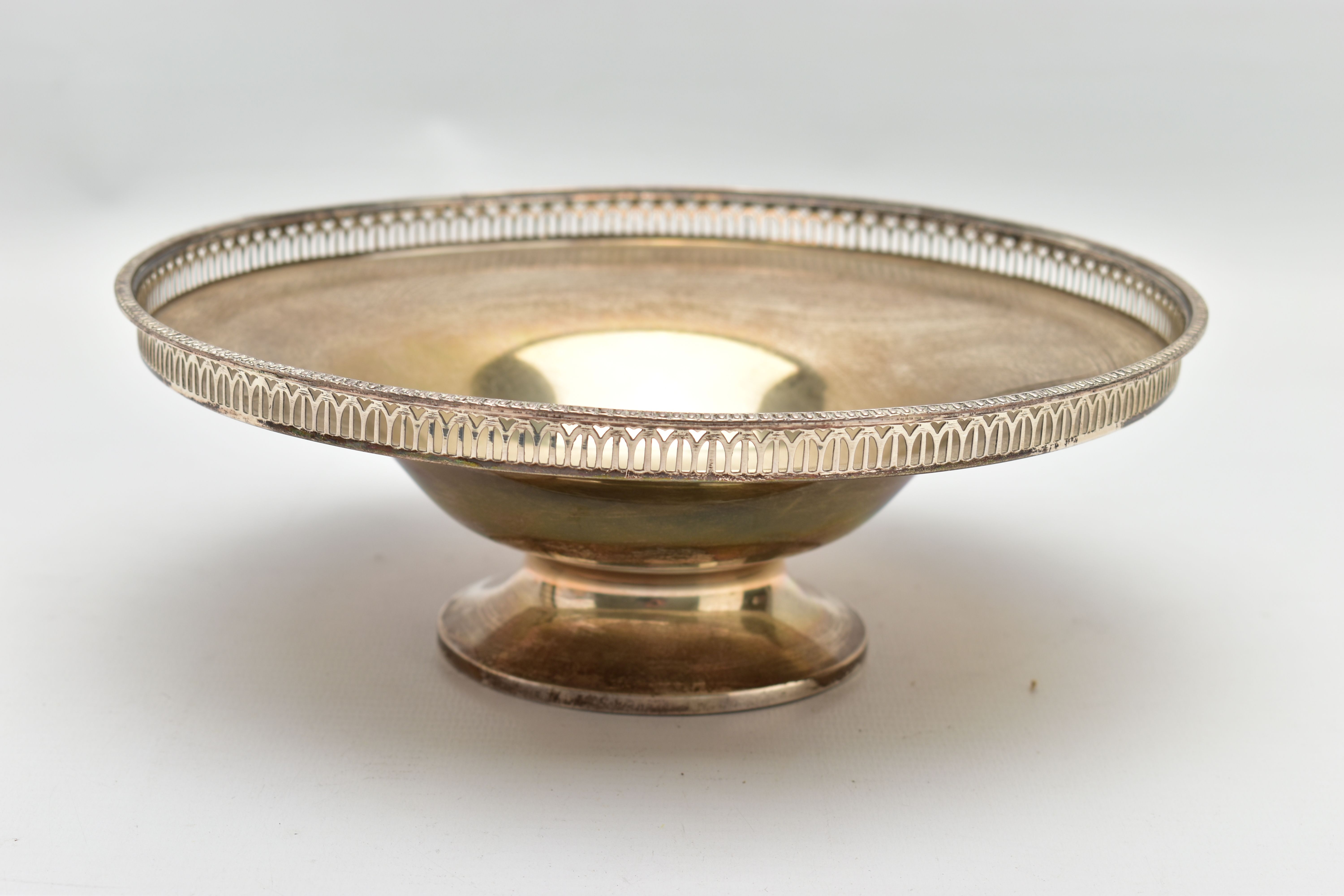 A GEORGE V SILVER CIRCULAR PEDESTAL BOWL WITH PIERCED RIM, egg and dart rim, dished centre, makers
