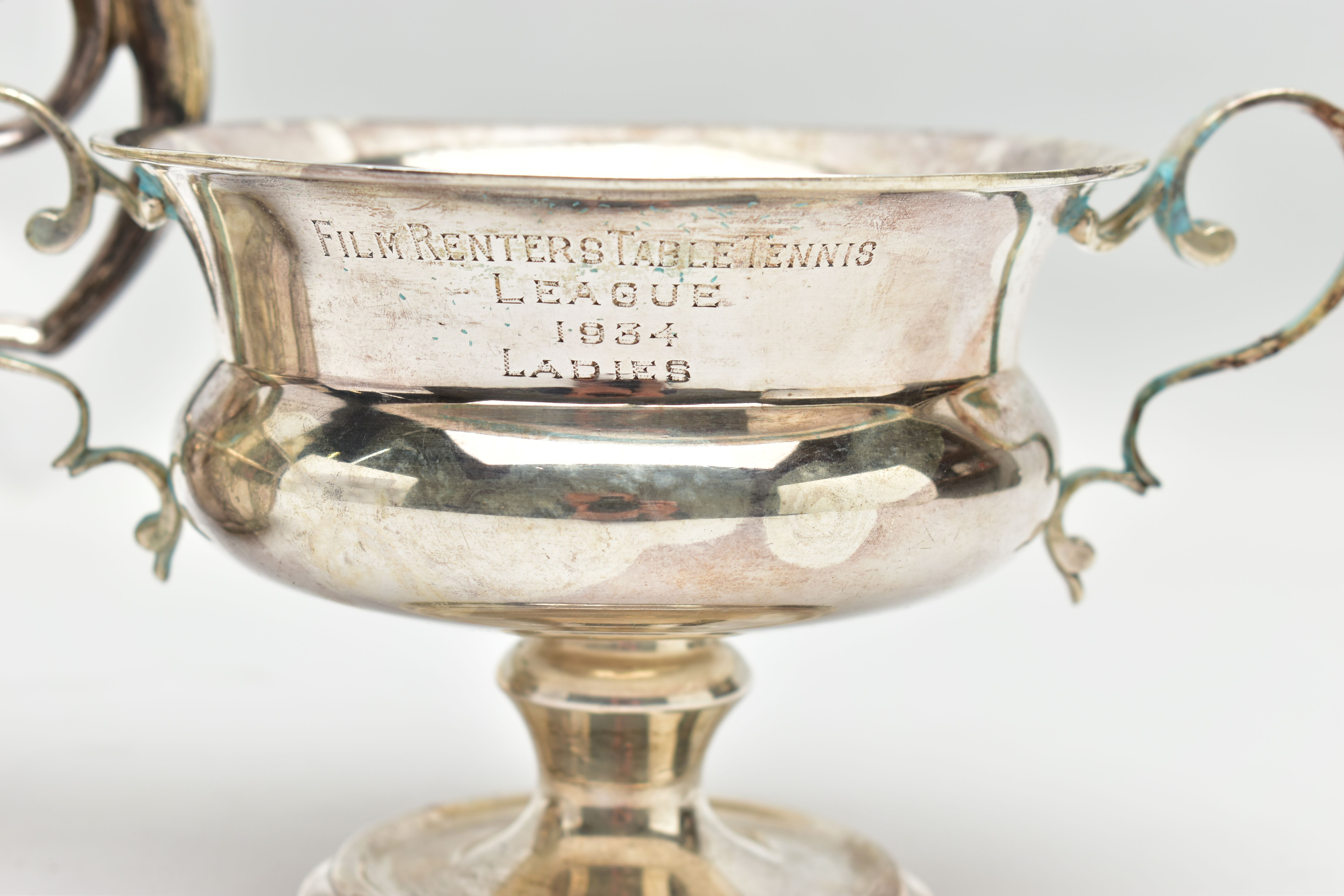 A GEORGE V WALKER & HALL SILVER TWIN HANDLED LOVING CUP AND AN EDWARDIAN TWIN HANDLED PEDESTAL - Image 4 of 7