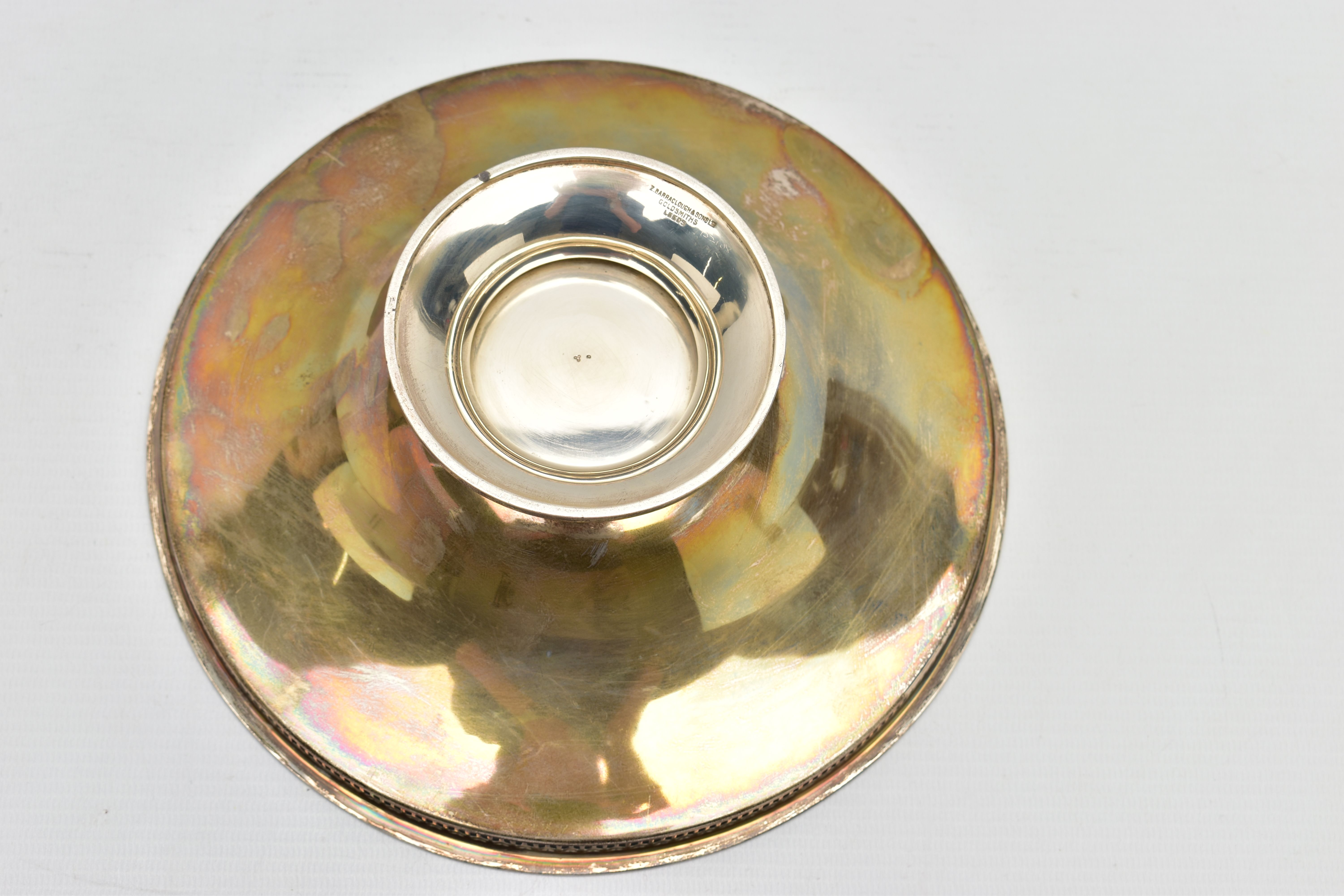 A GEORGE V SILVER CIRCULAR PEDESTAL BOWL WITH PIERCED RIM, egg and dart rim, dished centre, makers - Bild 7 aus 8