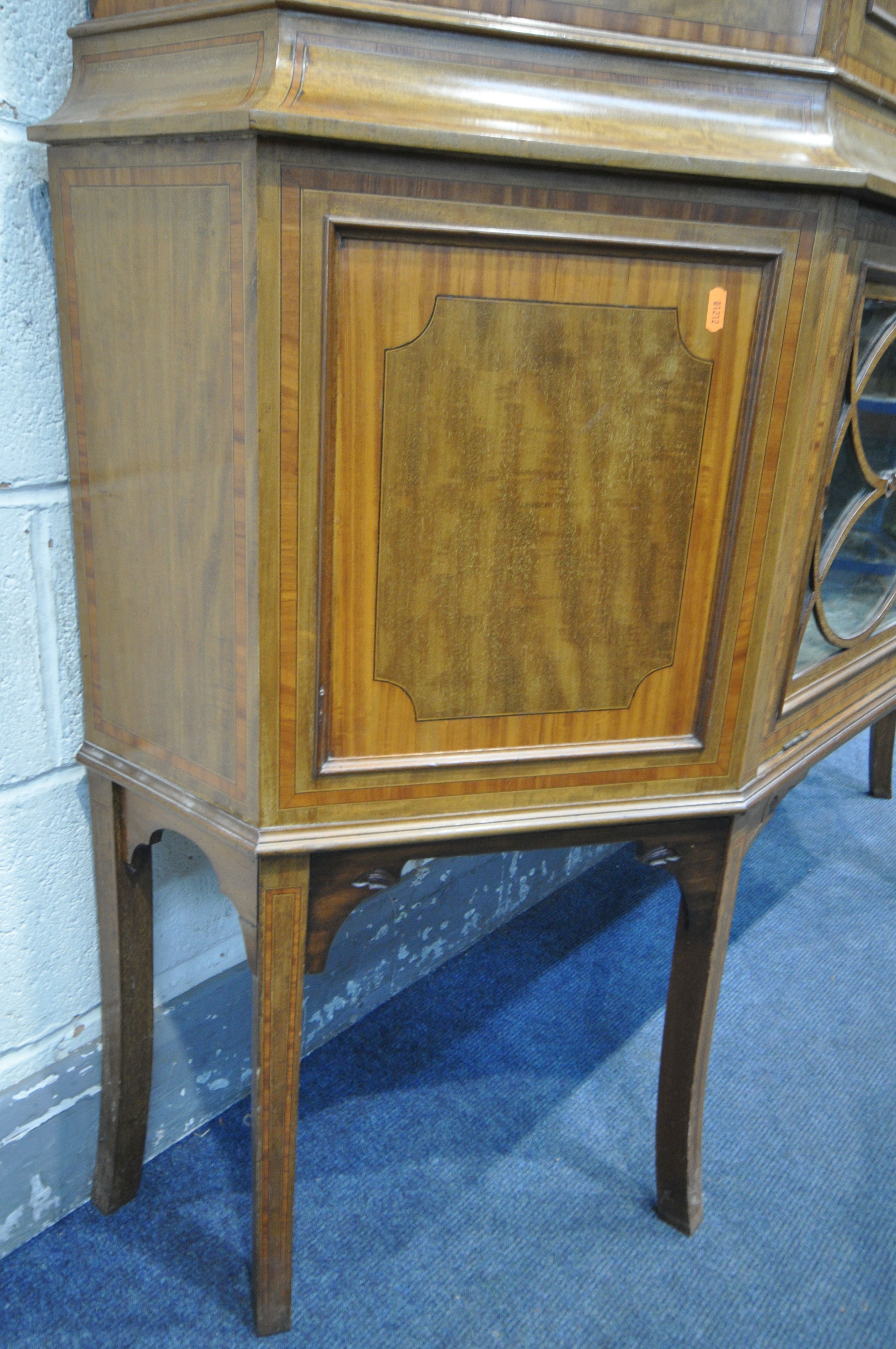 AN EARLY 20TH CENTURY SHERATON REVIVAL MAHOGANY AND BOXWOOD STRING DISPLAY CABINET, having an - Image 6 of 10