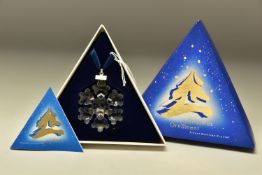 A BOXED SWAROVSKI ANNUAL CHRISTMAS ORNAMENT 1994 (181632), designed by Martin Zendron, diameter 5.