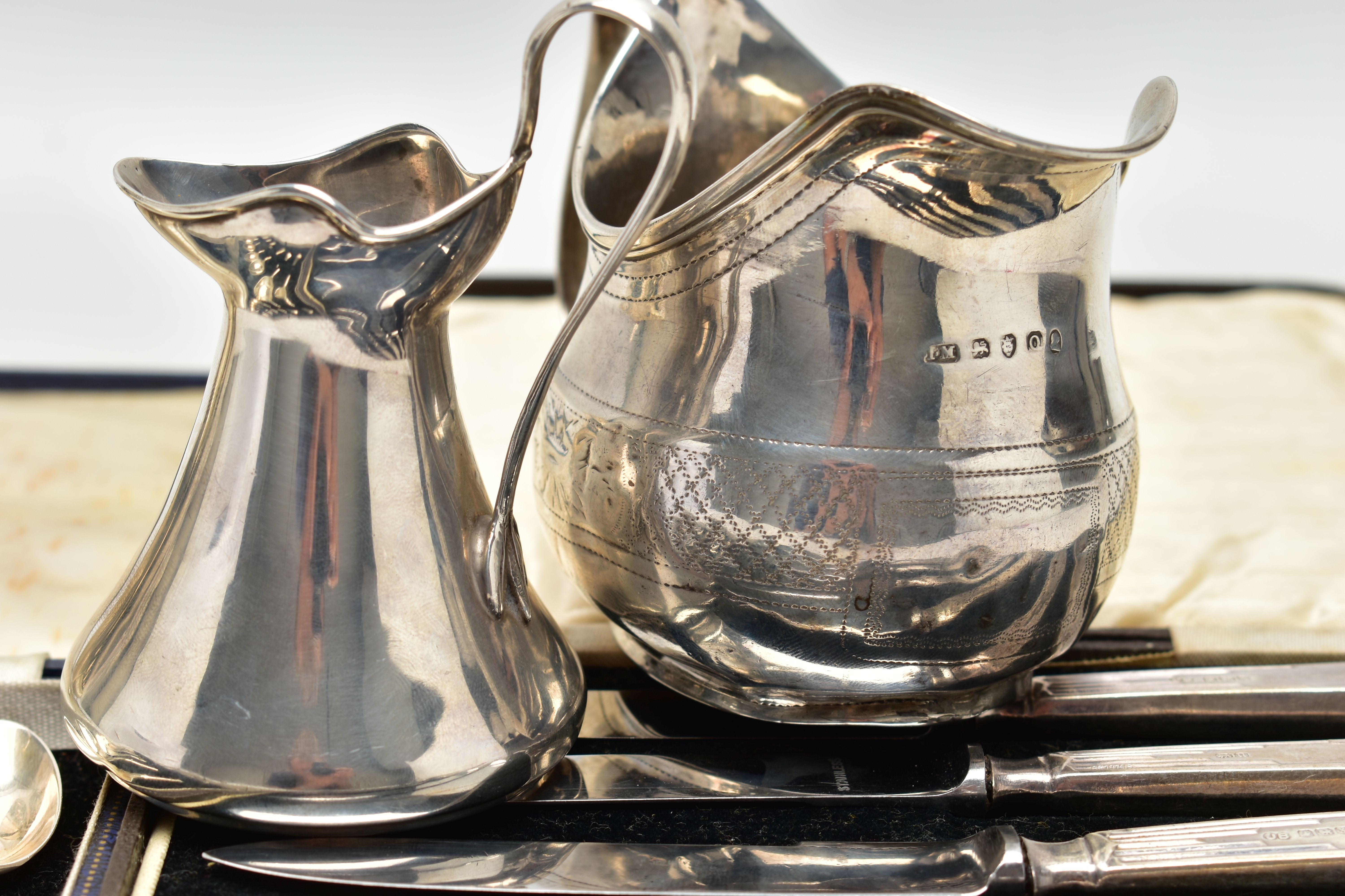 A CASED SET OF ELIZABETH II SILVER TEA SPOONS, A CASED SET OF SIX SILVER HANDLED TEA KNIVES AND - Image 4 of 8