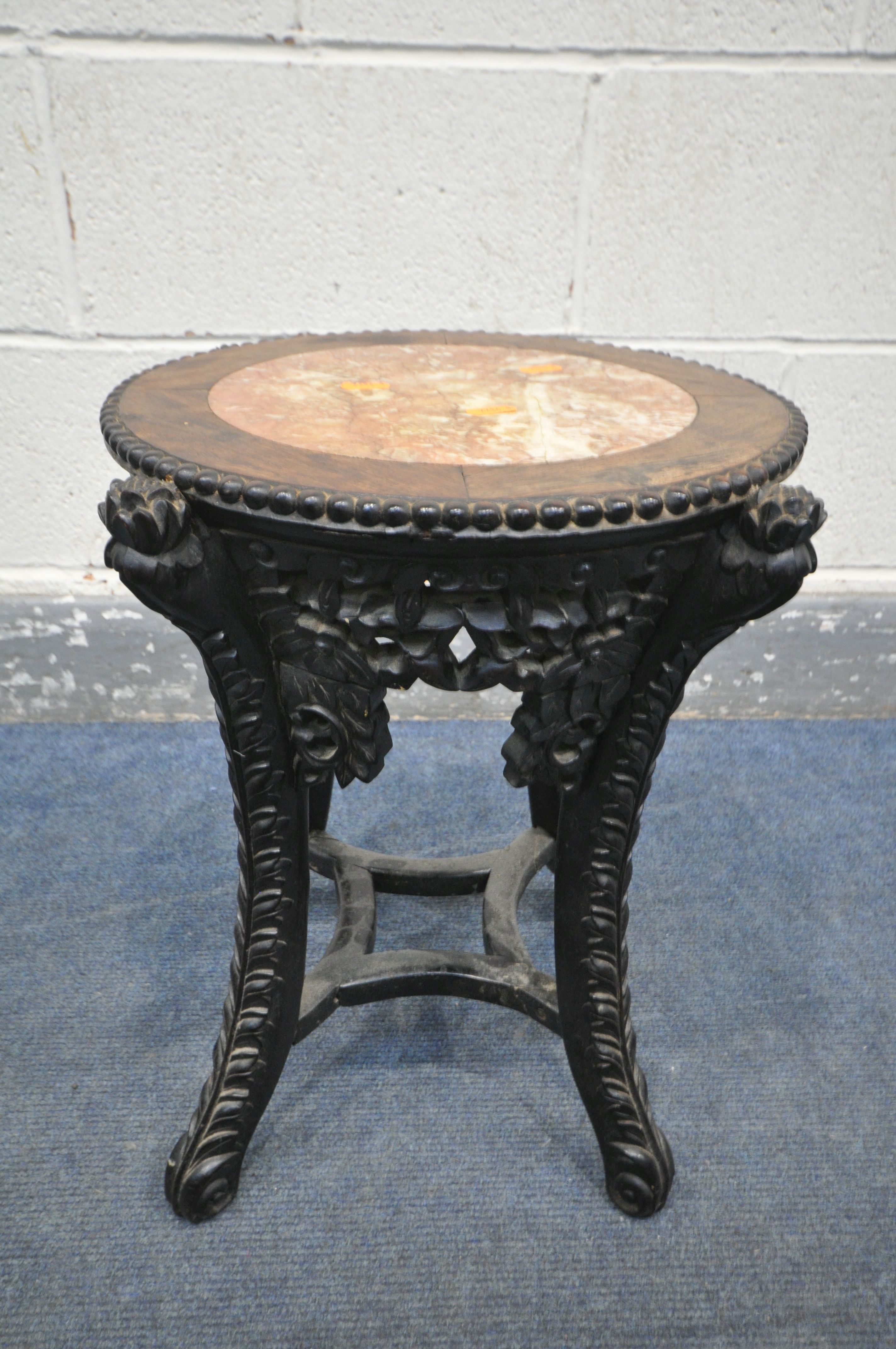 AN INTRICATLY CARVED CIRCULAR CHINESE ROSEWOOD SIDE TABLE, with a veined marble insert, the four - Bild 2 aus 8