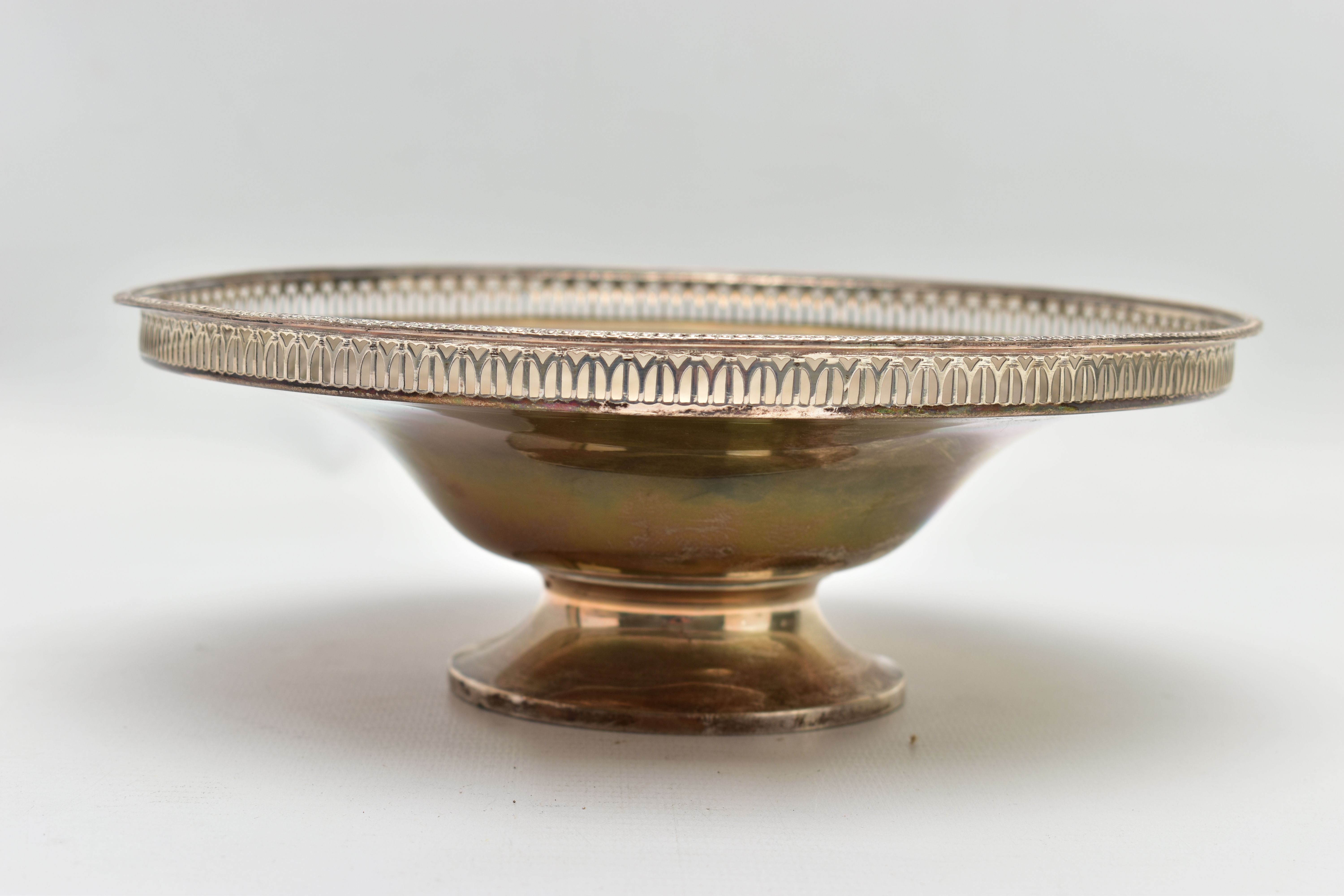 A GEORGE V SILVER CIRCULAR PEDESTAL BOWL WITH PIERCED RIM, egg and dart rim, dished centre, makers - Bild 2 aus 8