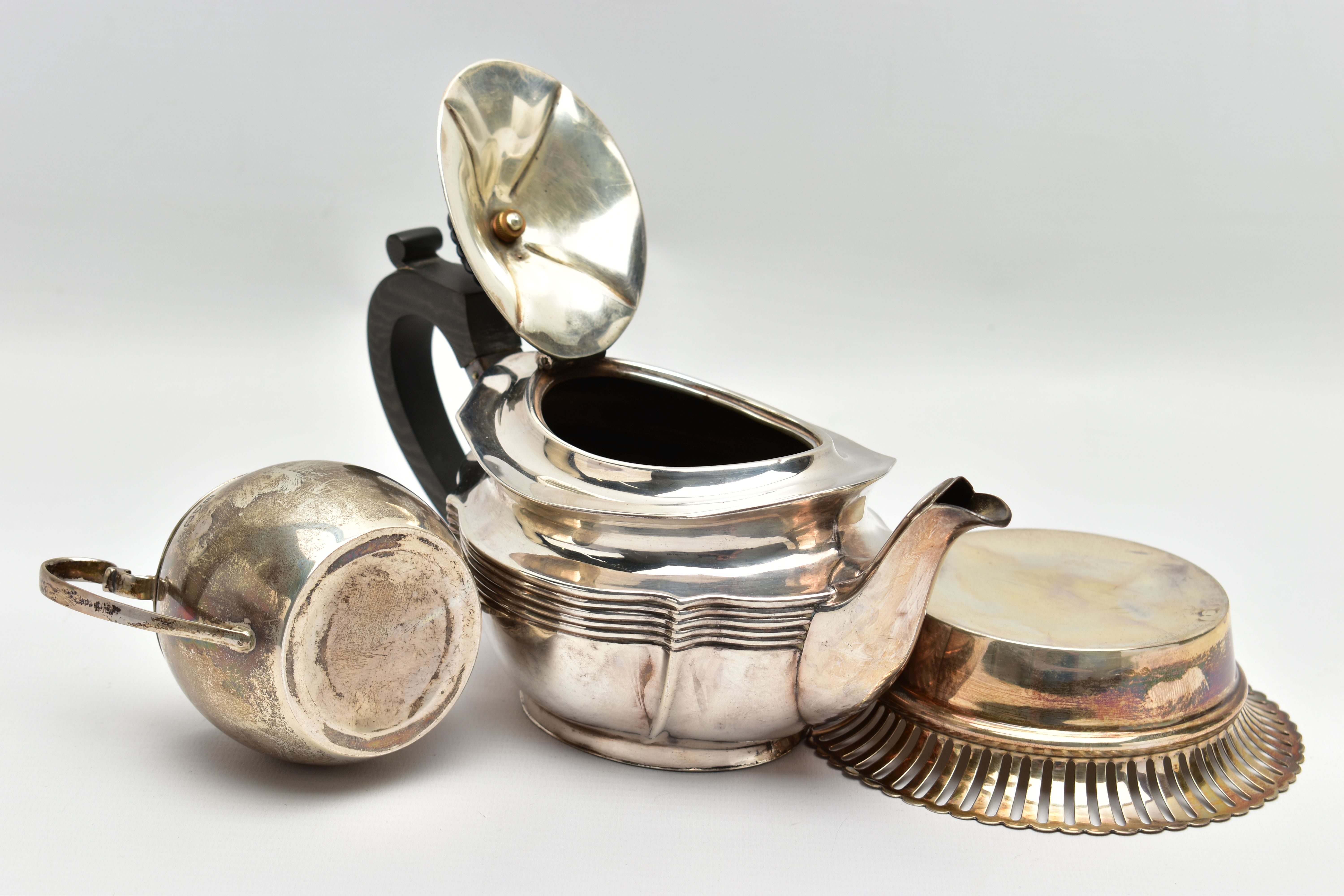 AN EDWARDIAN SILVER BACHELOR'S TEA POT OF SHAPED OVAL FORM, A TWIN HANDLED SILVER SUGAR BOWL AND A - Image 6 of 9