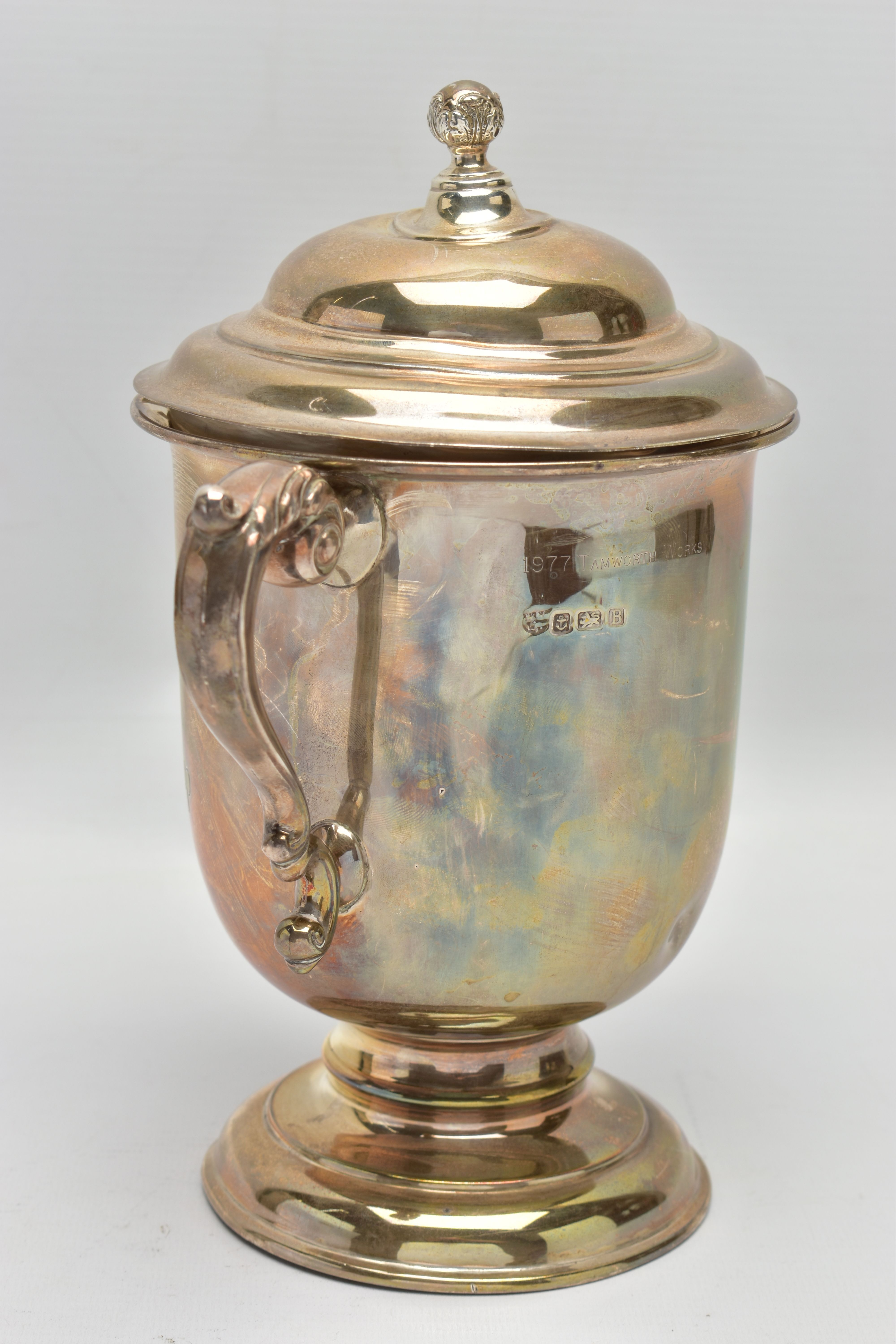 A GEORGE V SILVER TWIN HANDLED TROPHY CUP AND COVER, the pull off domed cover with foliate ball - Image 4 of 9