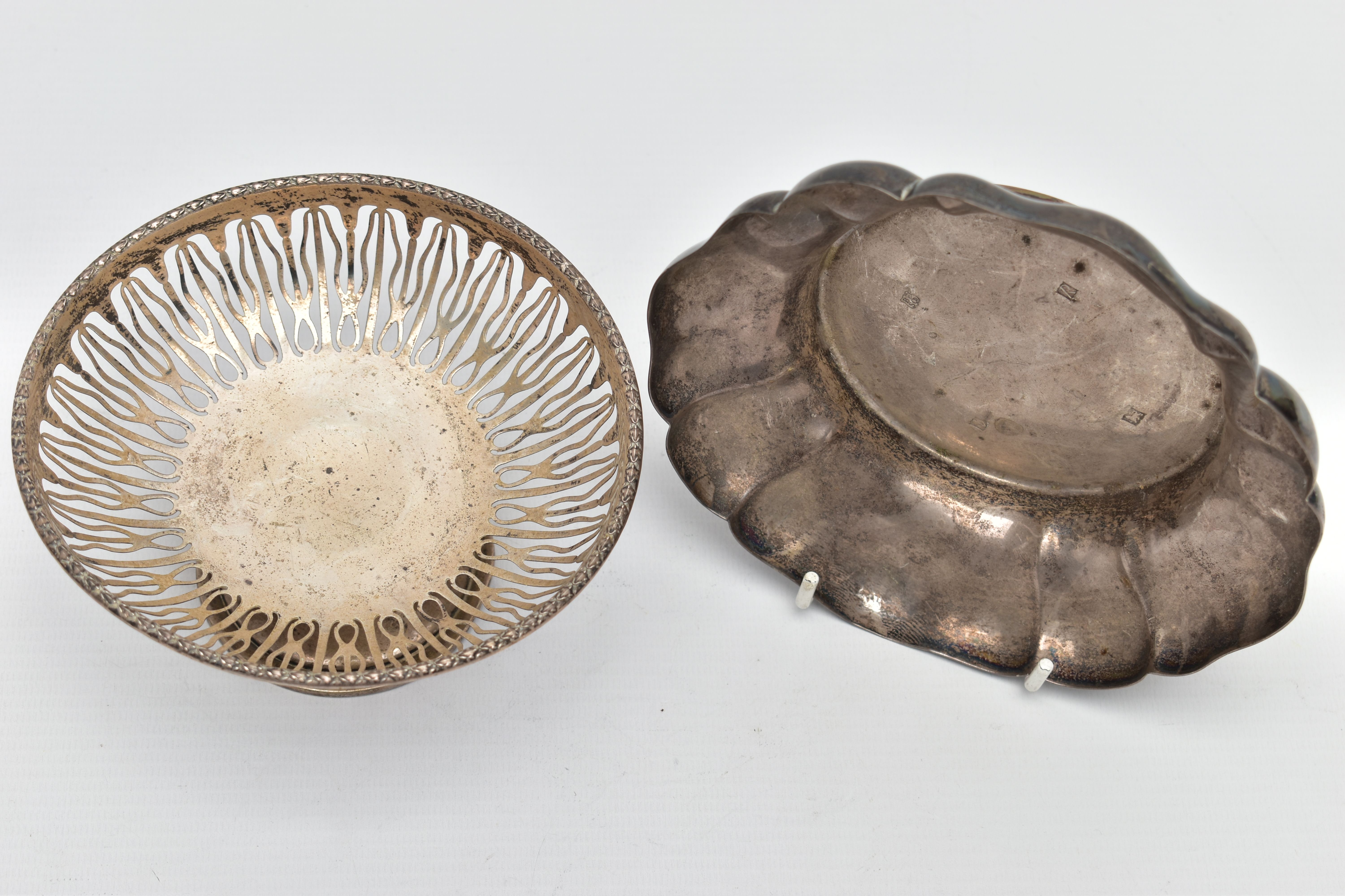 AN ELIZABETH II SILVER DISH OF WAVY OUTLINE AND A GEORGE V PIERCED SILVER PEDESTAL DISH, the wavy - Image 2 of 6