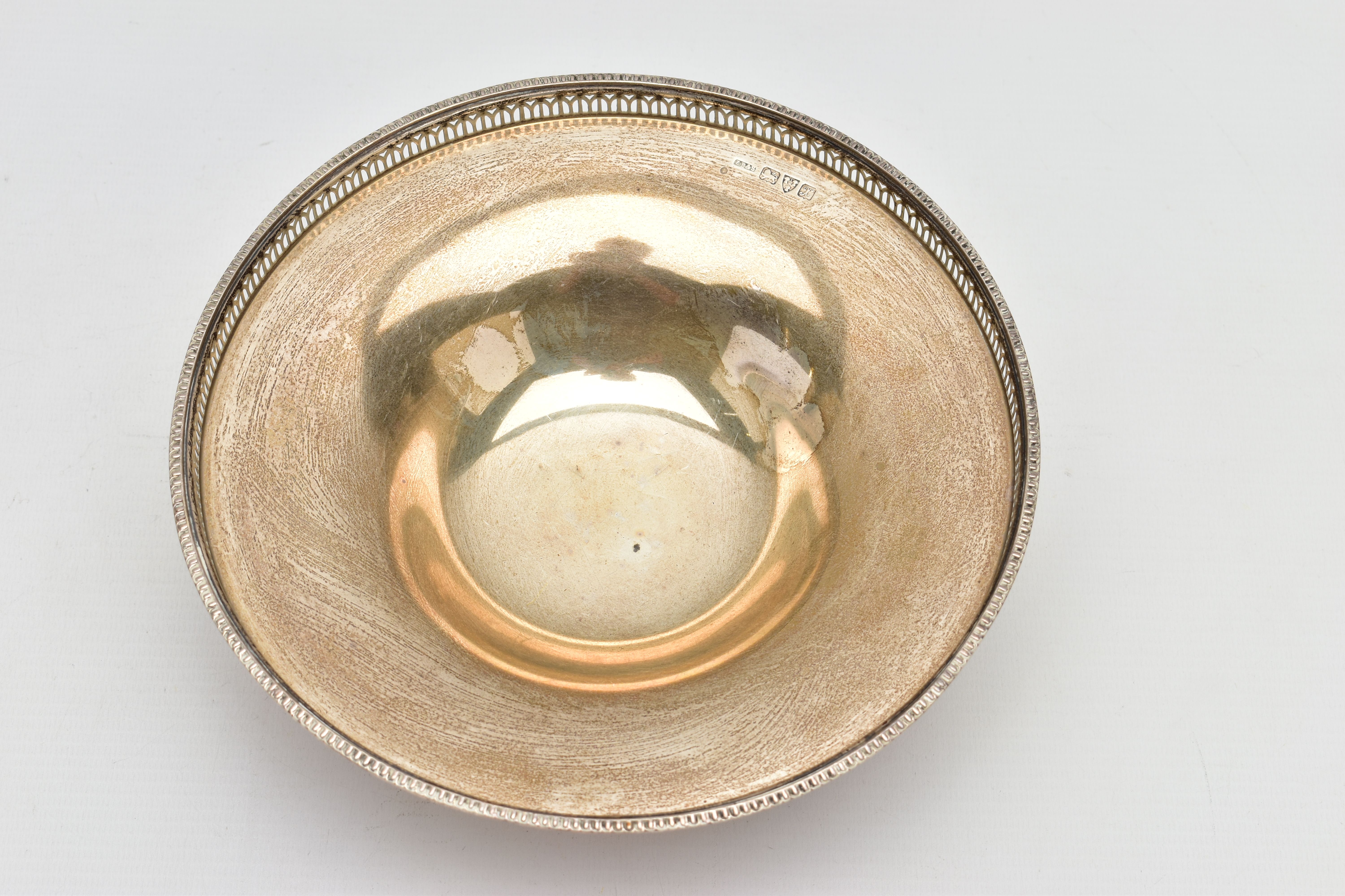 A GEORGE V SILVER CIRCULAR PEDESTAL BOWL WITH PIERCED RIM, egg and dart rim, dished centre, makers - Bild 4 aus 8