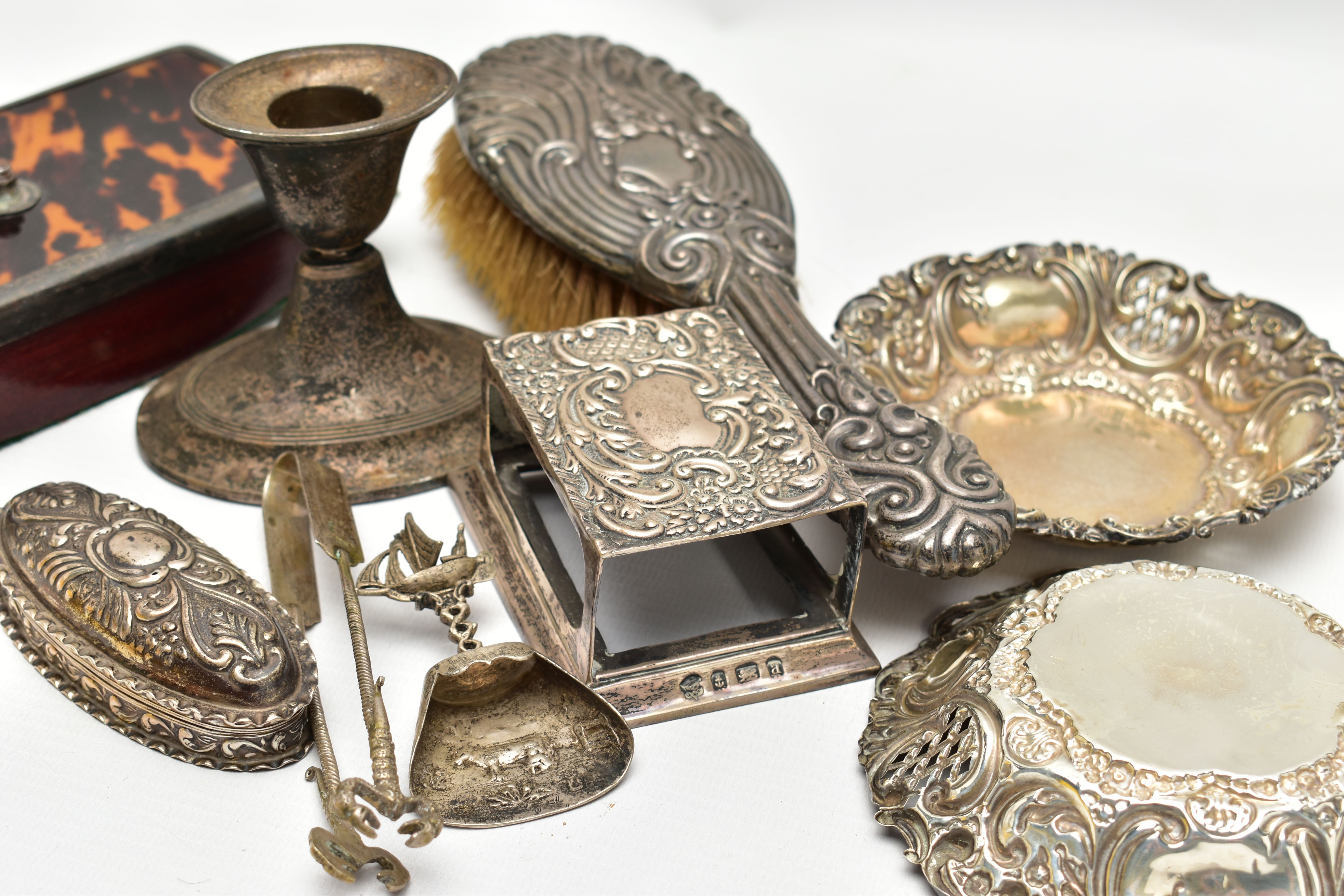 A SMALL PARCEL OF ASSORTED LATE VICTORIAN, EDWARDIAN AND LATER SILVER, comprising a pair of circular - Image 8 of 8