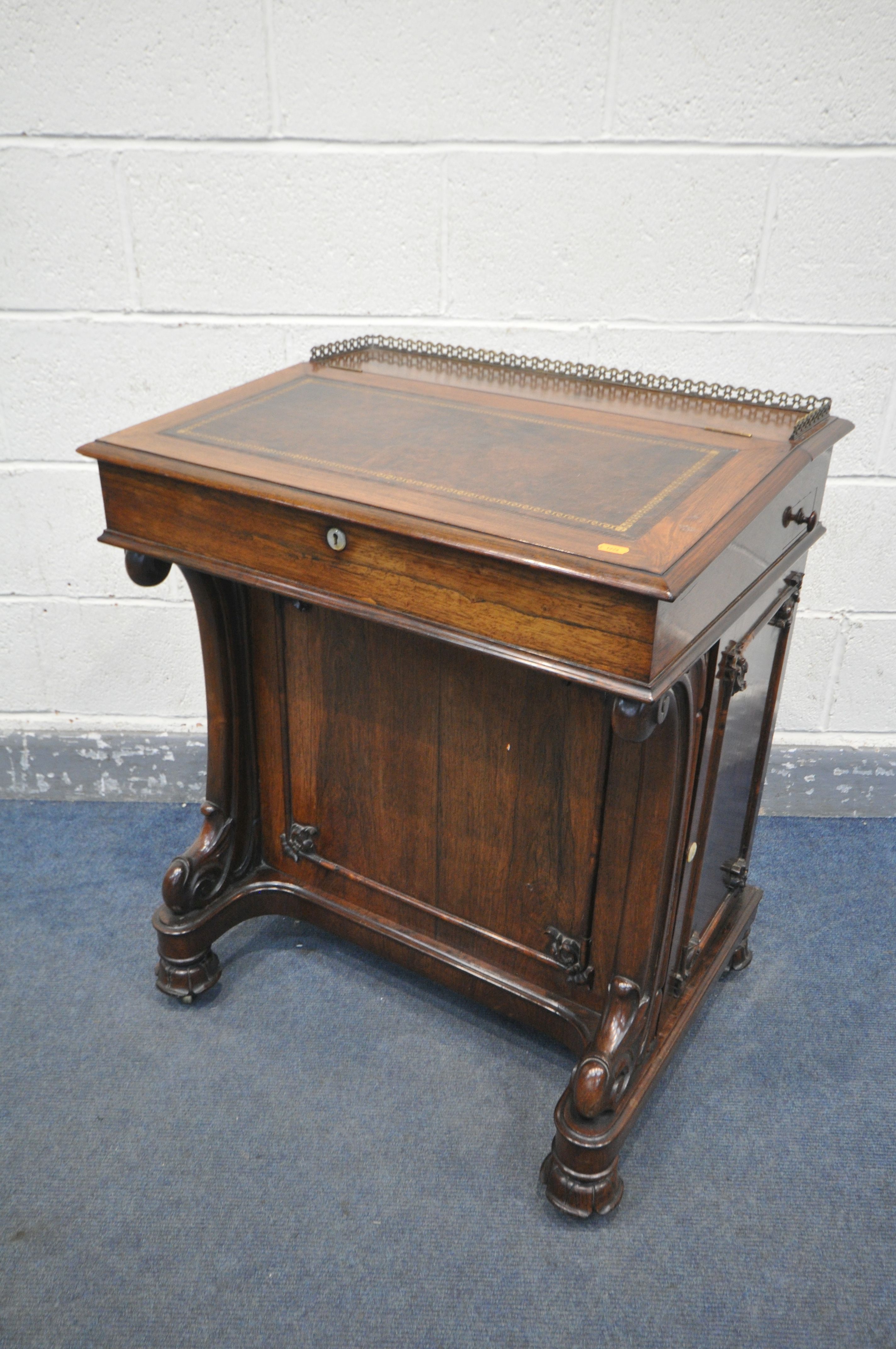 AN EARLY 19TH CENTURY ROSEWOOD DAVENPORT DESK, having a brass open fretwork gallery behind a leather