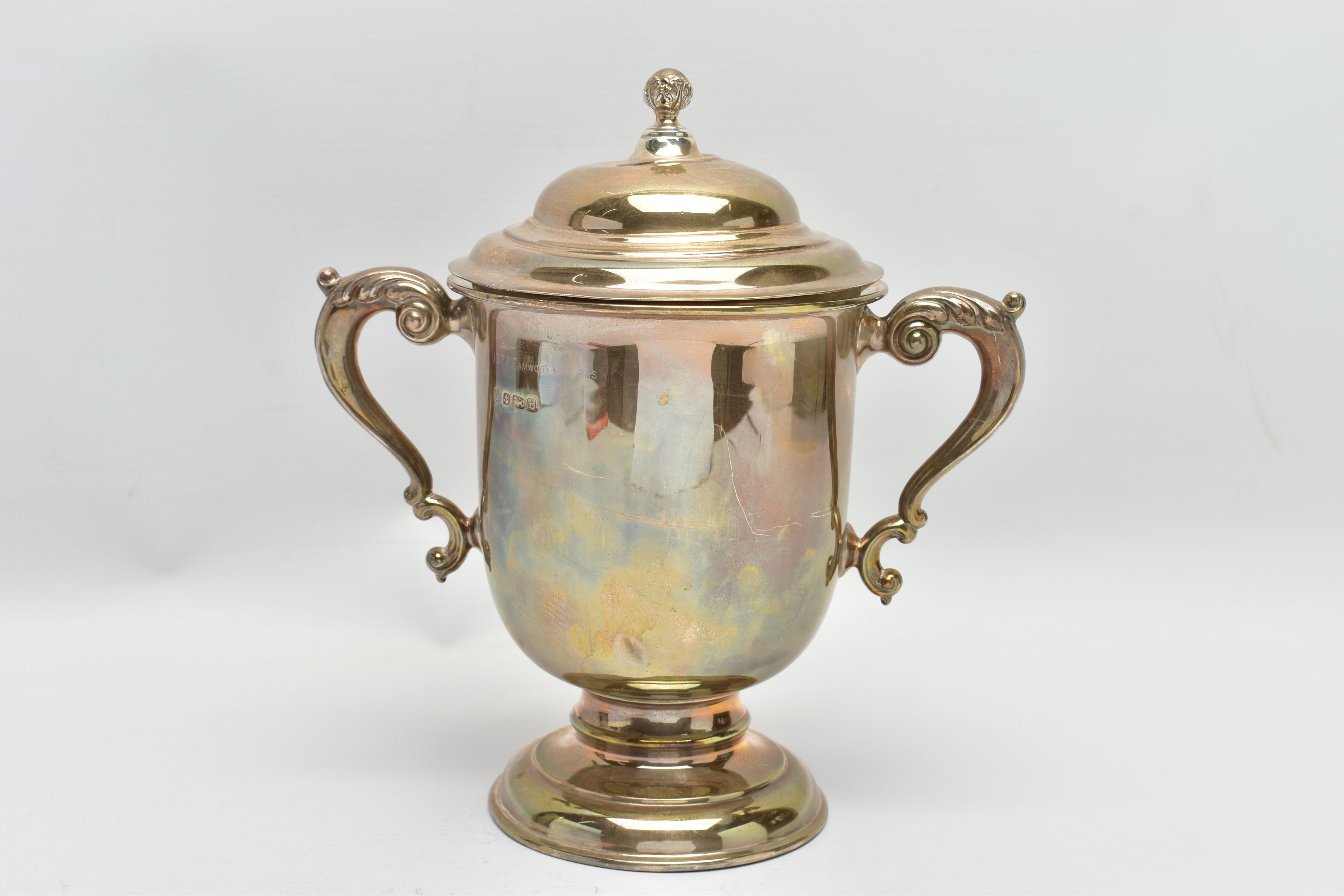 A GEORGE V SILVER TWIN HANDLED TROPHY CUP AND COVER, the pull off domed cover with foliate ball - Image 3 of 9