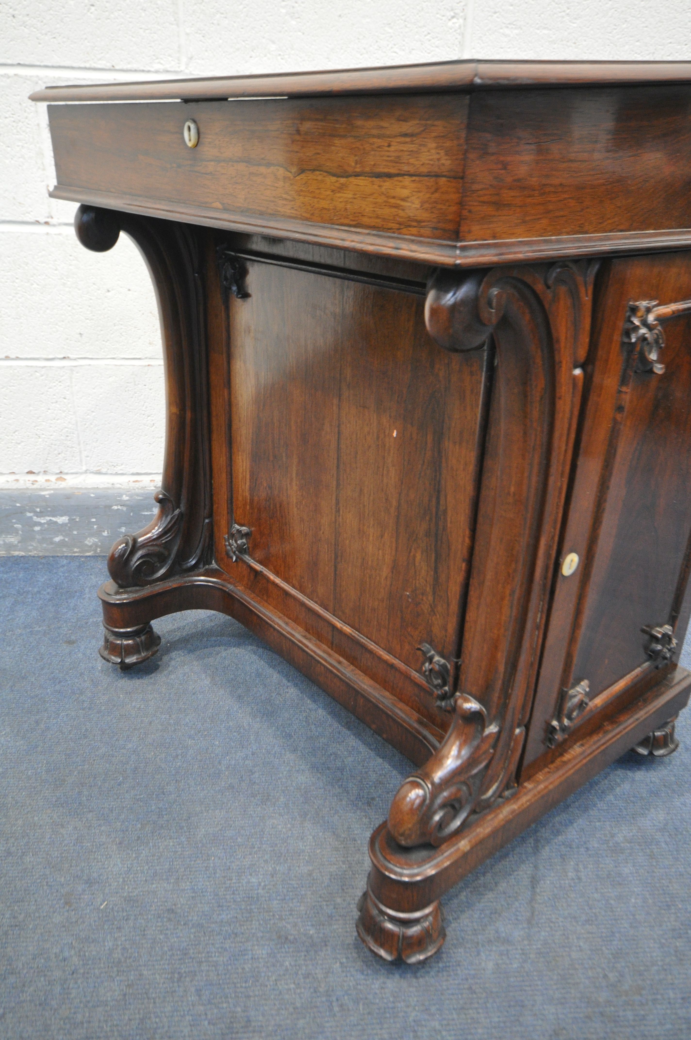 AN EARLY 19TH CENTURY ROSEWOOD DAVENPORT DESK, having a brass open fretwork gallery behind a leather - Image 6 of 9