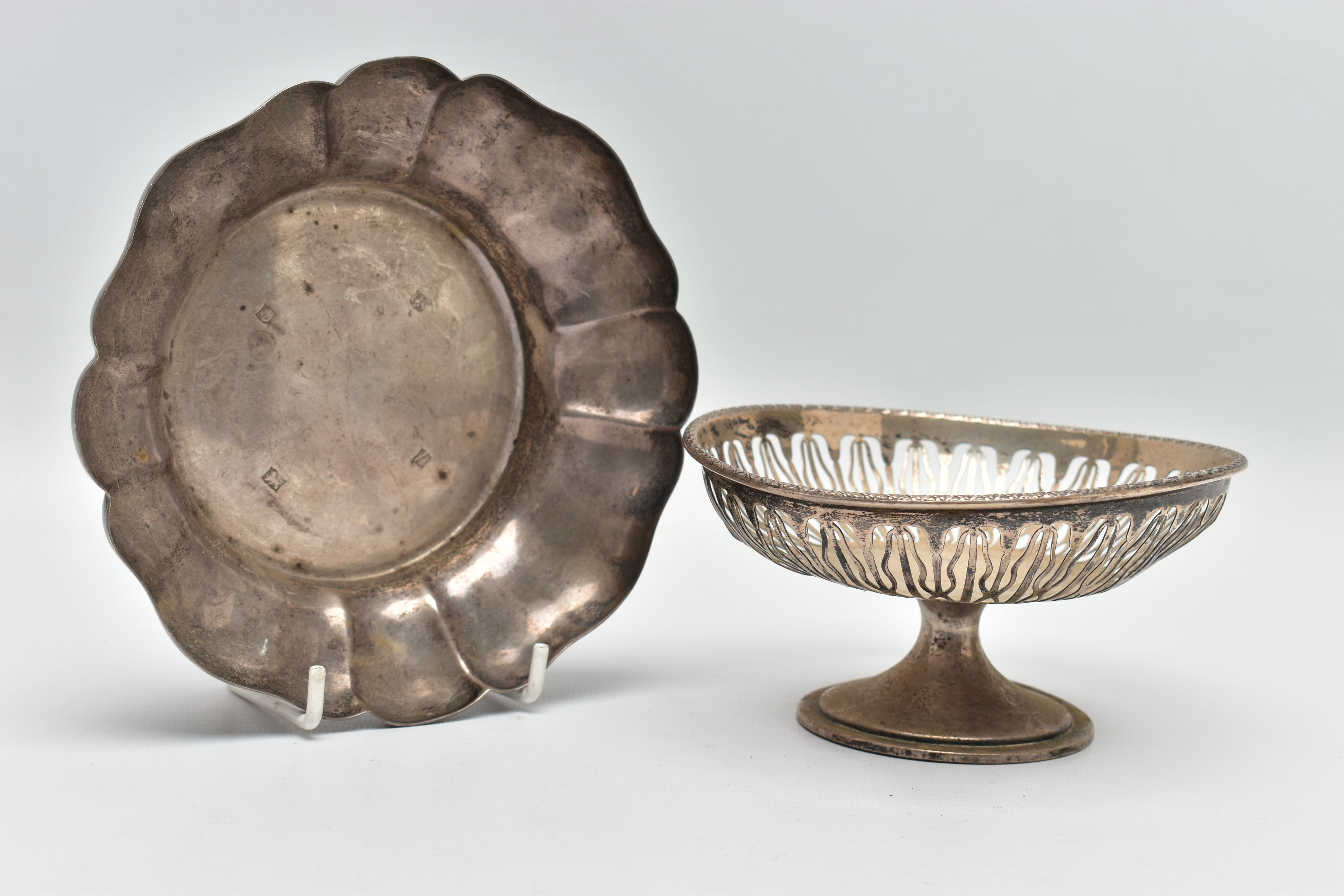 AN ELIZABETH II SILVER DISH OF WAVY OUTLINE AND A GEORGE V PIERCED SILVER PEDESTAL DISH, the wavy - Image 3 of 6