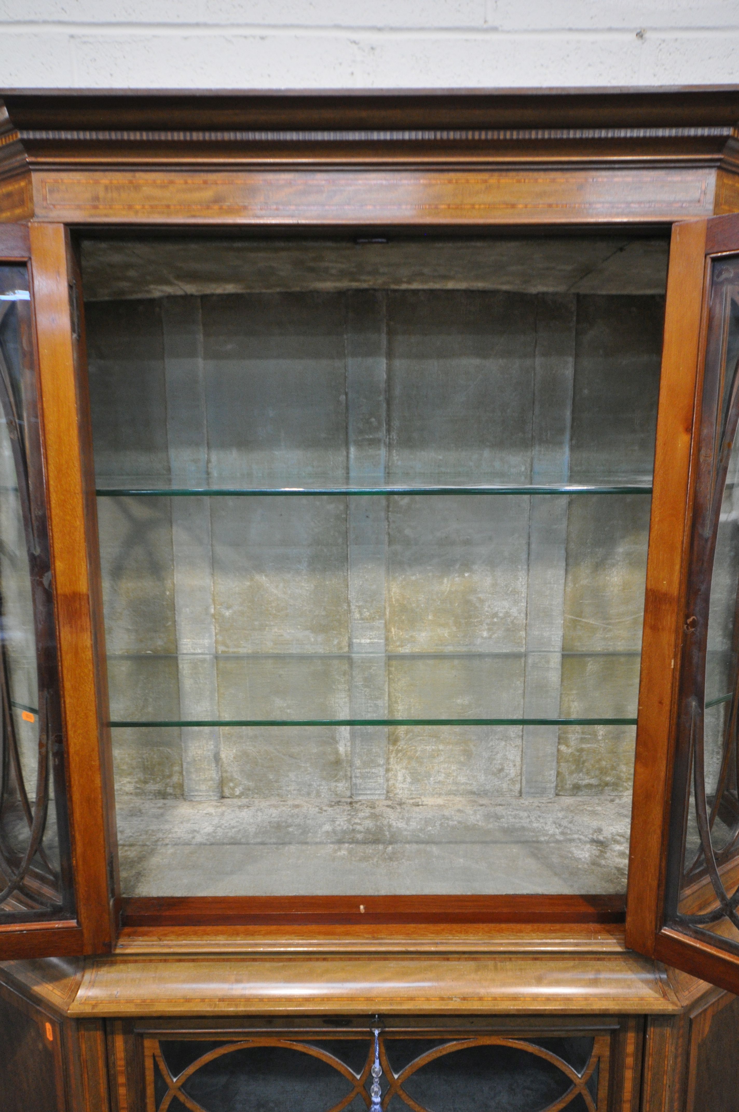 AN EARLY 20TH CENTURY SHERATON REVIVAL MAHOGANY AND BOXWOOD STRING DISPLAY CABINET, having an - Image 5 of 10