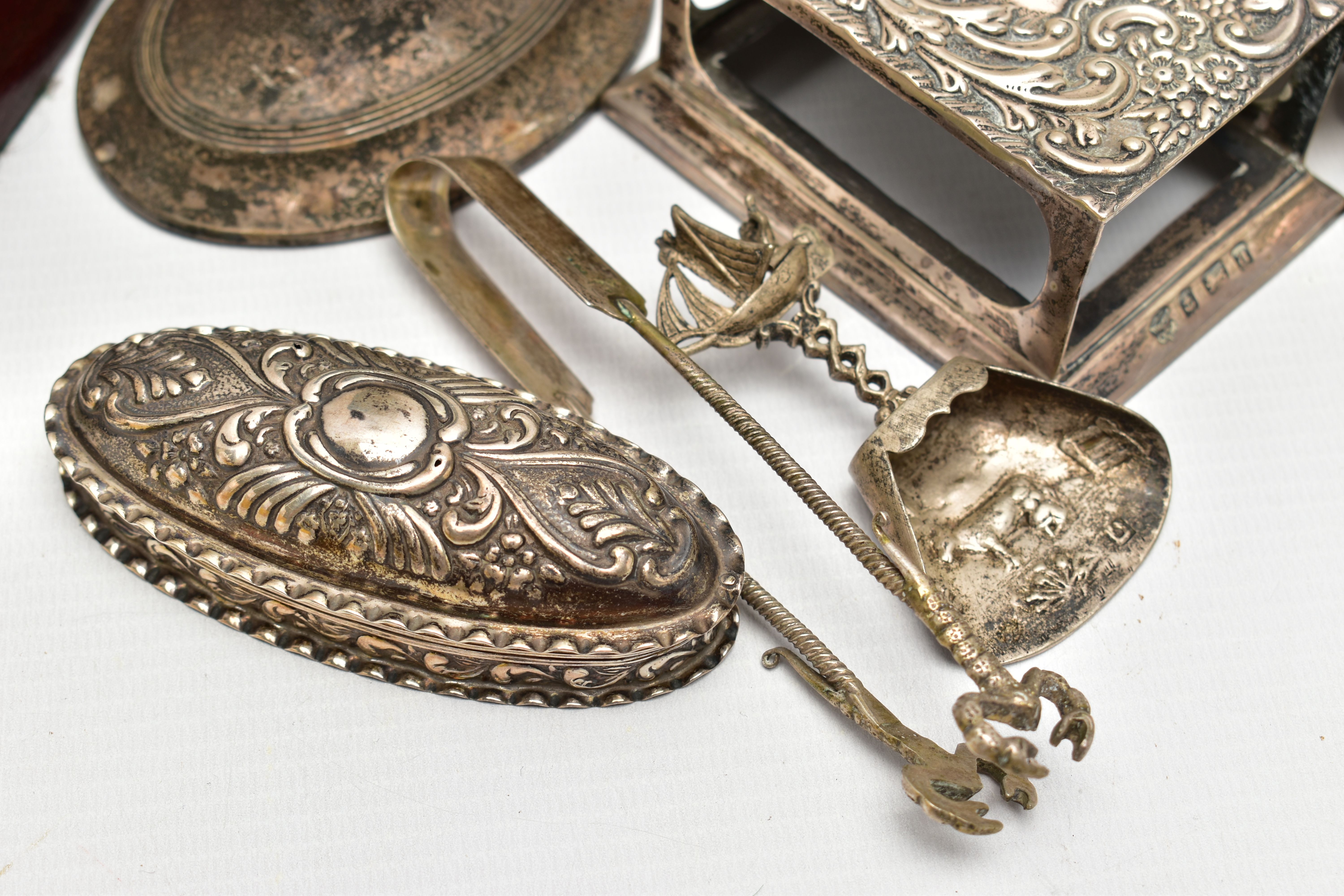 A SMALL PARCEL OF ASSORTED LATE VICTORIAN, EDWARDIAN AND LATER SILVER, comprising a pair of circular - Image 7 of 8