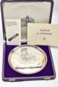 A MOROCCO CASED ELIZABETH II LIMITED EDITION SALVER TO COMMEMORATE THE ROYAL SILVER WEDDING