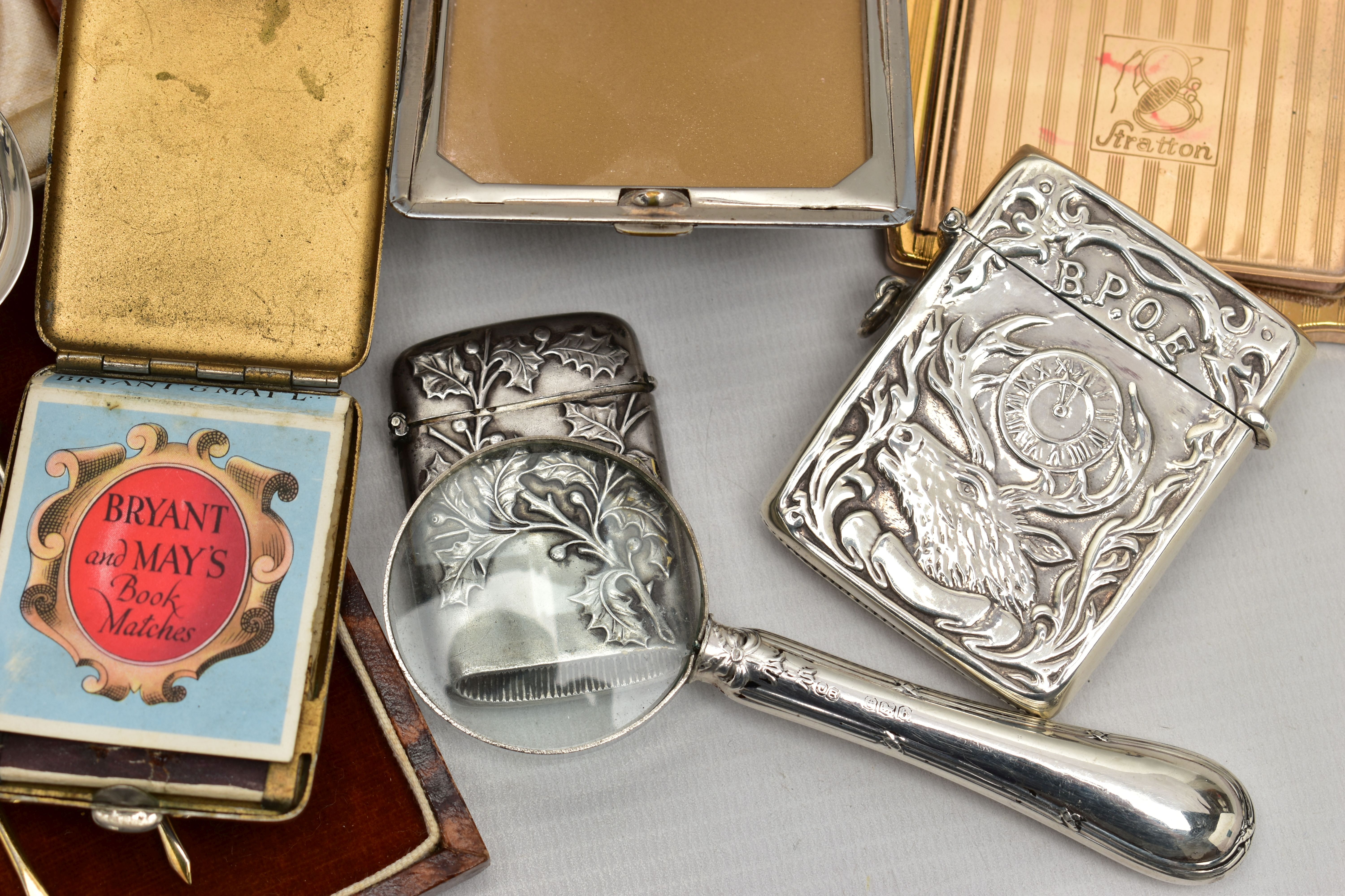 A PARCEL OF ASSORTED SILVER, WHITE METAL, PLATE, ETC, including a George V silver compact, engine - Image 8 of 9