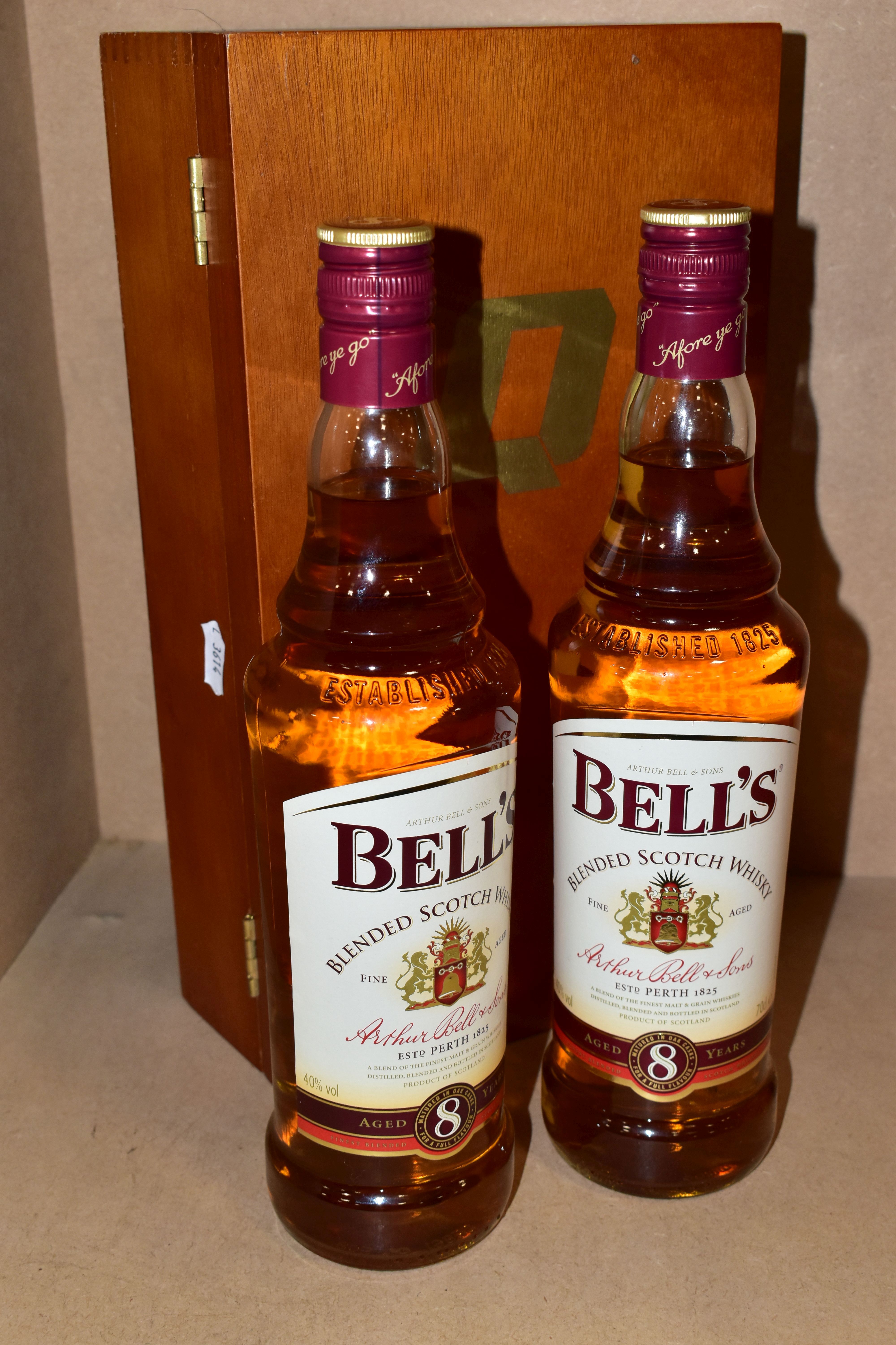 WHISKY, two bottles of BELL'S Blended Scotch Whisky aged 8 years, 40% vol, 70cl, fill levels mid - Bild 3 aus 3