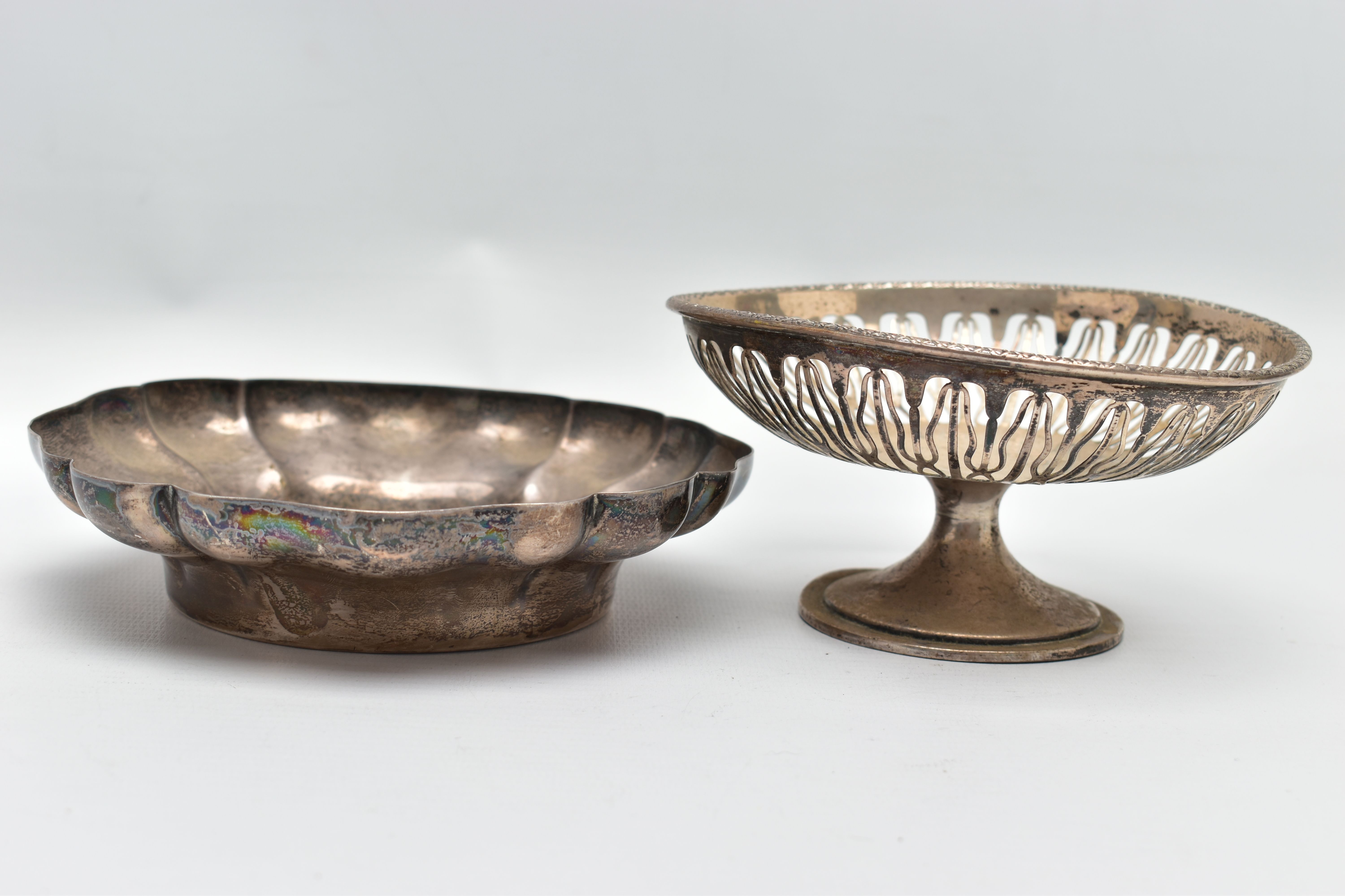 AN ELIZABETH II SILVER DISH OF WAVY OUTLINE AND A GEORGE V PIERCED SILVER PEDESTAL DISH, the wavy - Image 4 of 6