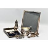 A PARCEL OF LATE VICTORIAN AND 20TH CENTURY SILVER, comprising a cased George V child's pusher and