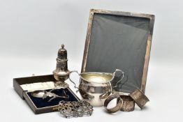 A PARCEL OF LATE VICTORIAN AND 20TH CENTURY SILVER, comprising a cased George V child's pusher and