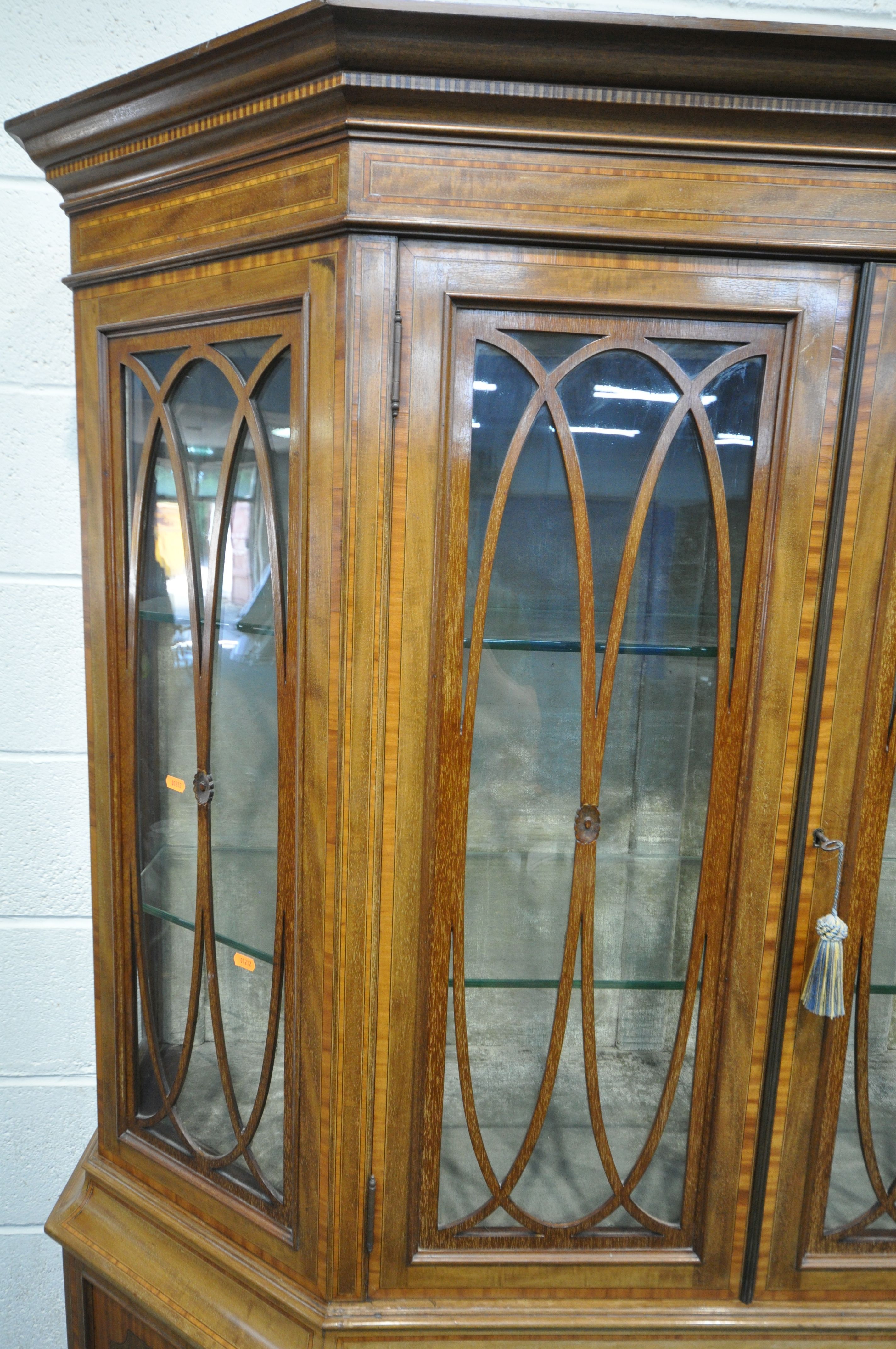 AN EARLY 20TH CENTURY SHERATON REVIVAL MAHOGANY AND BOXWOOD STRING DISPLAY CABINET, having an - Bild 4 aus 10