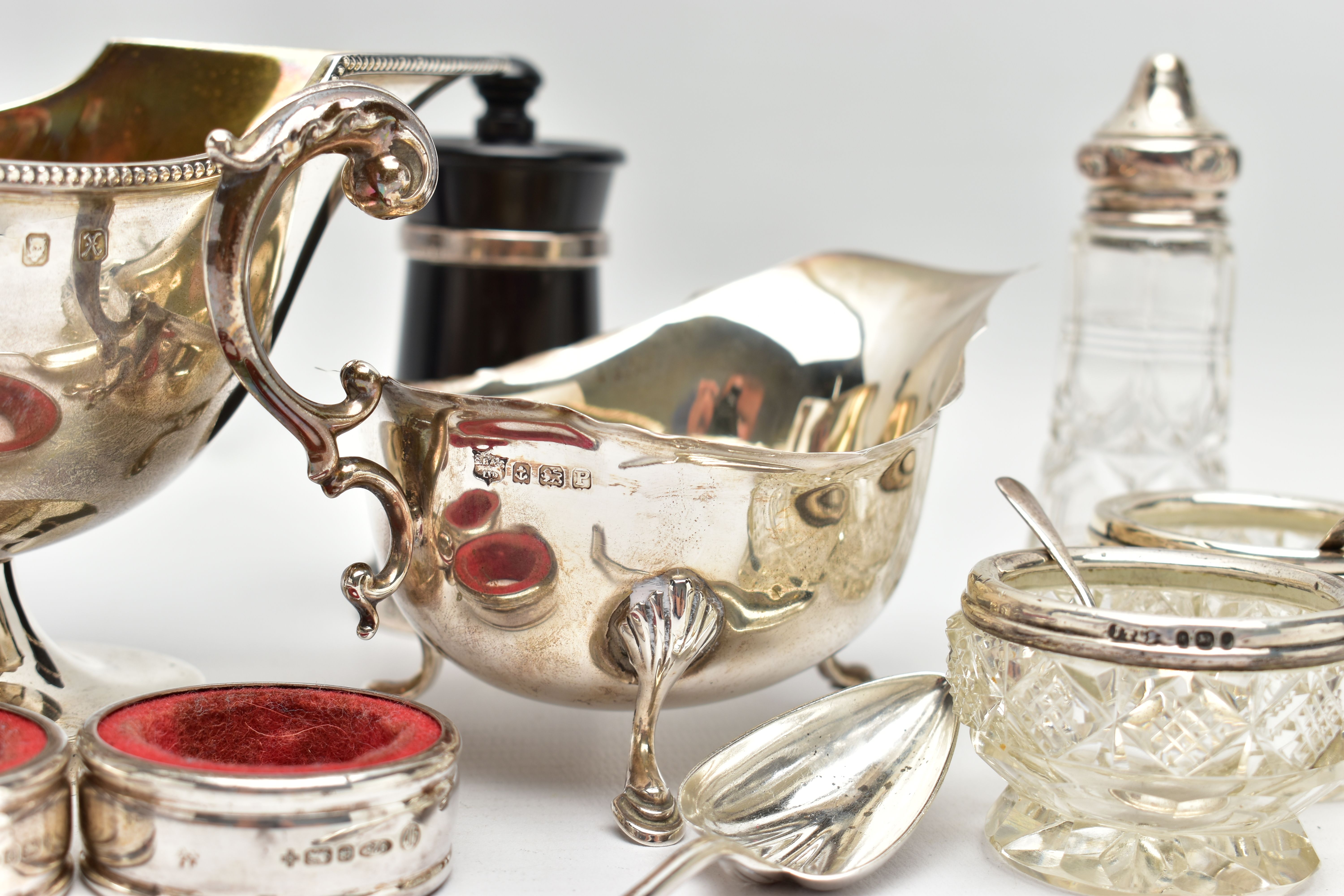 A PAIR OF ELIZABETH II SILVER MOUNTED WOODEN SALT AND PEPPER GRINDERS, AN ELIZABETH II SILVER - Image 9 of 9