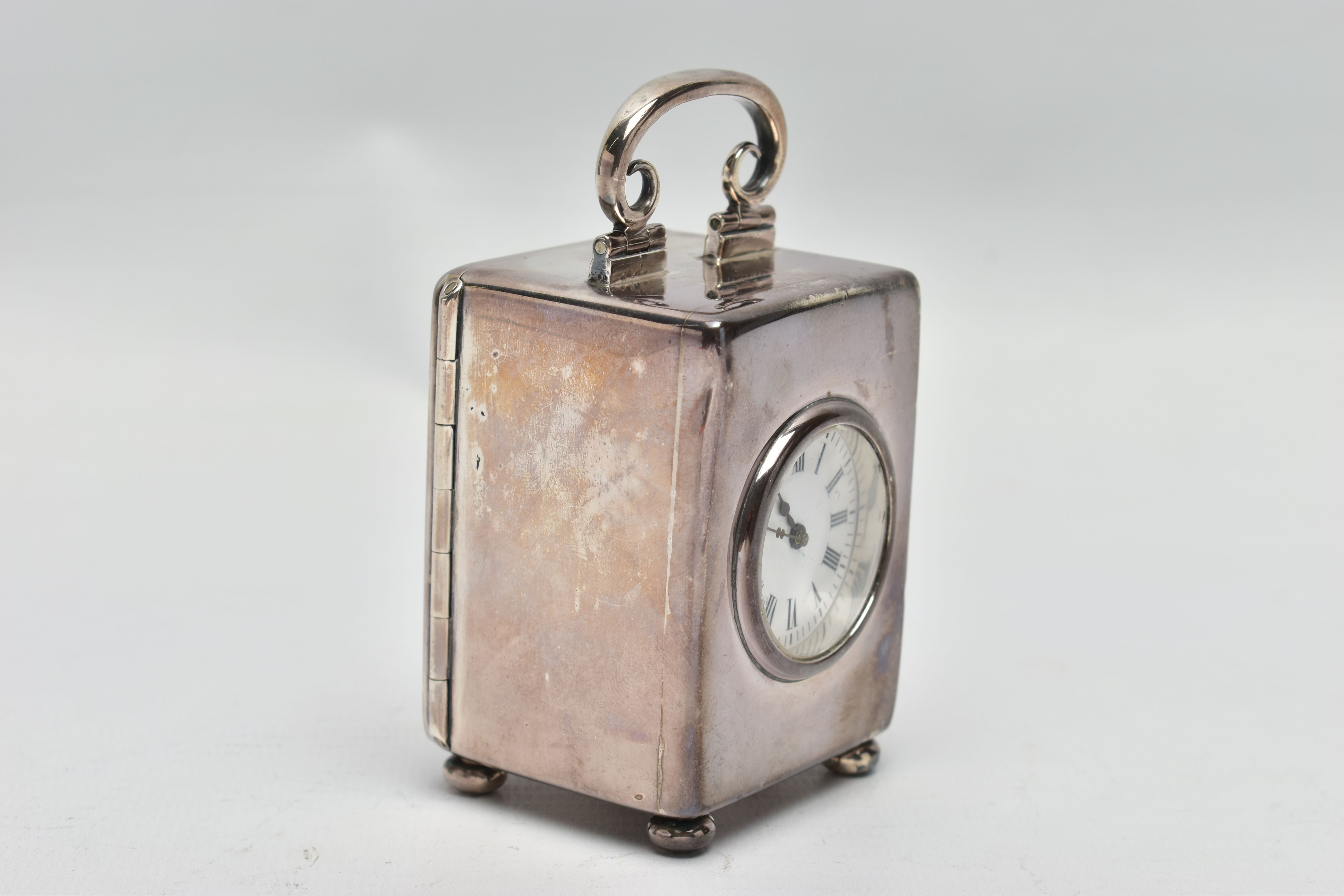 AN EDWARDIAN WILLIAM COMYNS MINIATURE SILVER BOUDOIR CLOCK, the plain case with swing carrying - Image 4 of 7