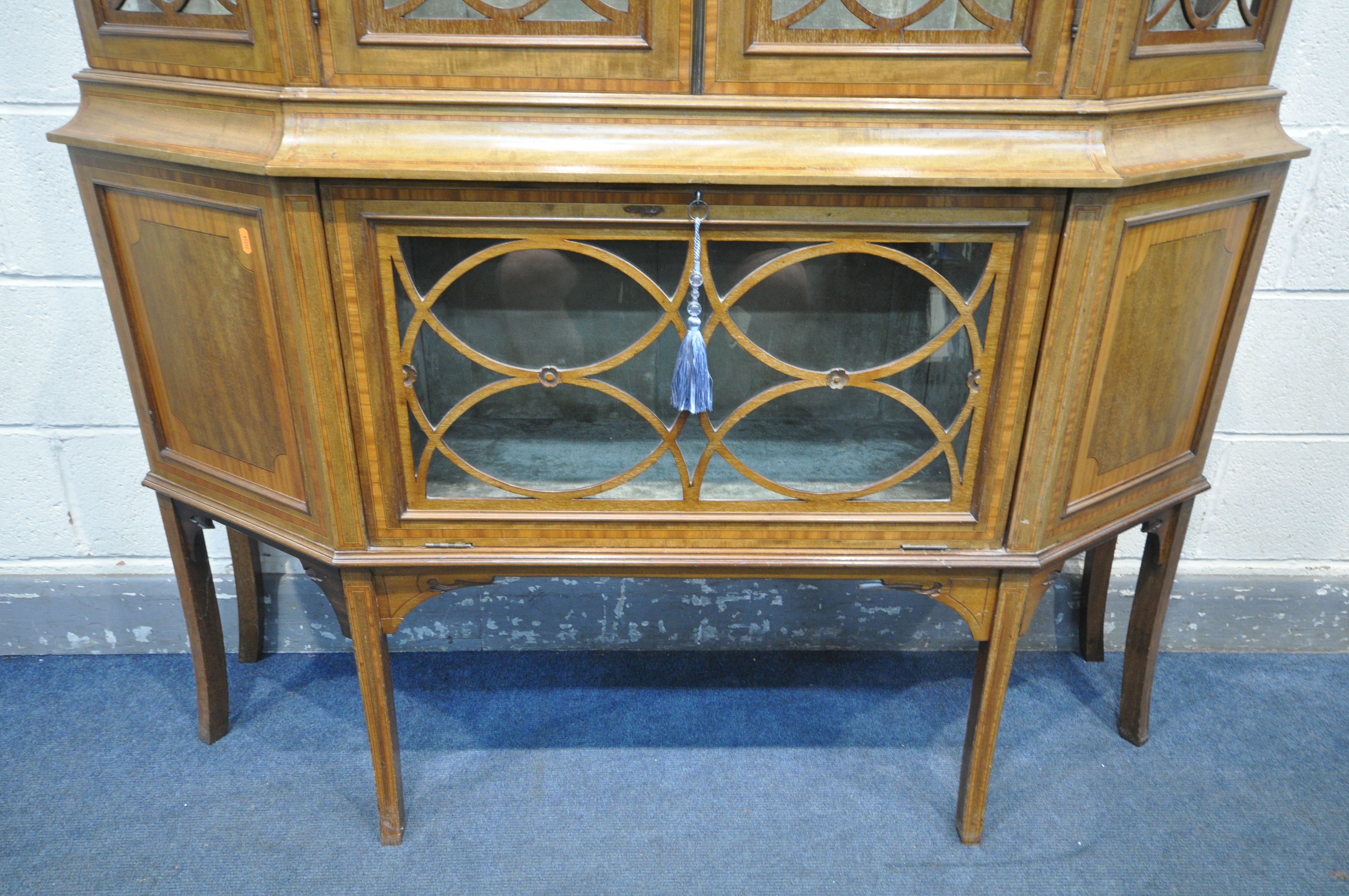 AN EARLY 20TH CENTURY SHERATON REVIVAL MAHOGANY AND BOXWOOD STRING DISPLAY CABINET, having an - Image 3 of 10