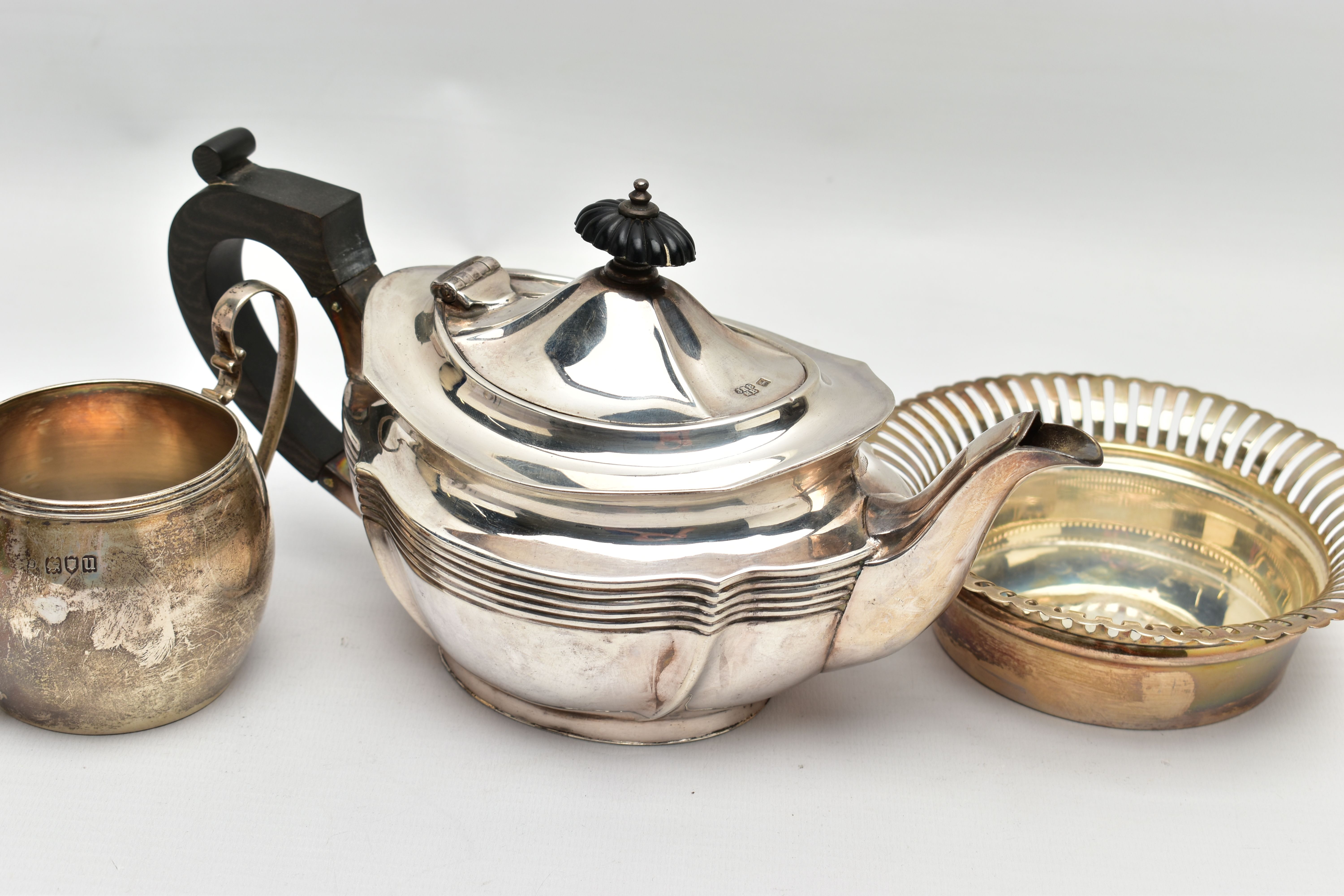 AN EDWARDIAN SILVER BACHELOR'S TEA POT OF SHAPED OVAL FORM, A TWIN HANDLED SILVER SUGAR BOWL AND A - Image 8 of 9