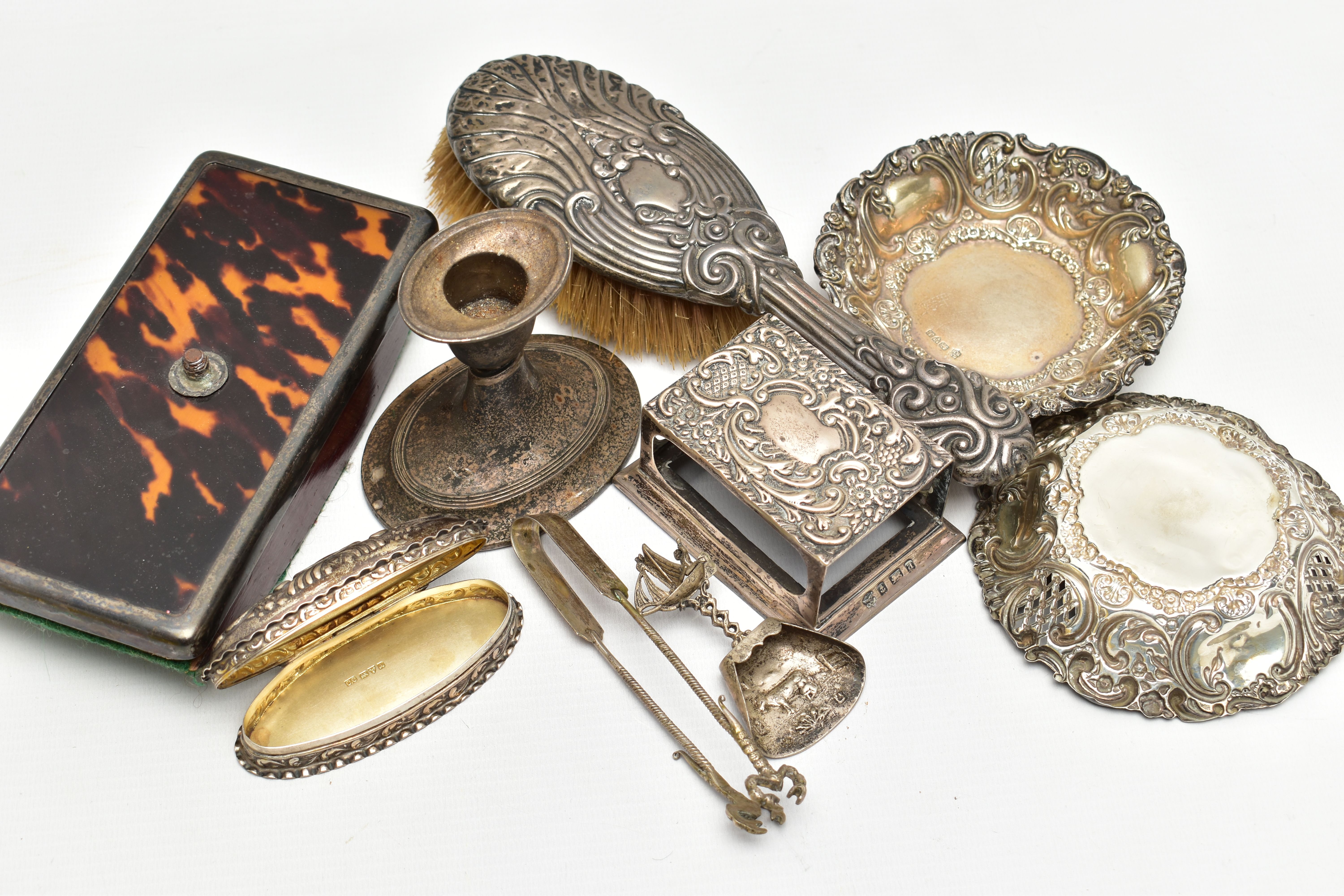 A SMALL PARCEL OF ASSORTED LATE VICTORIAN, EDWARDIAN AND LATER SILVER, comprising a pair of circular - Image 6 of 8