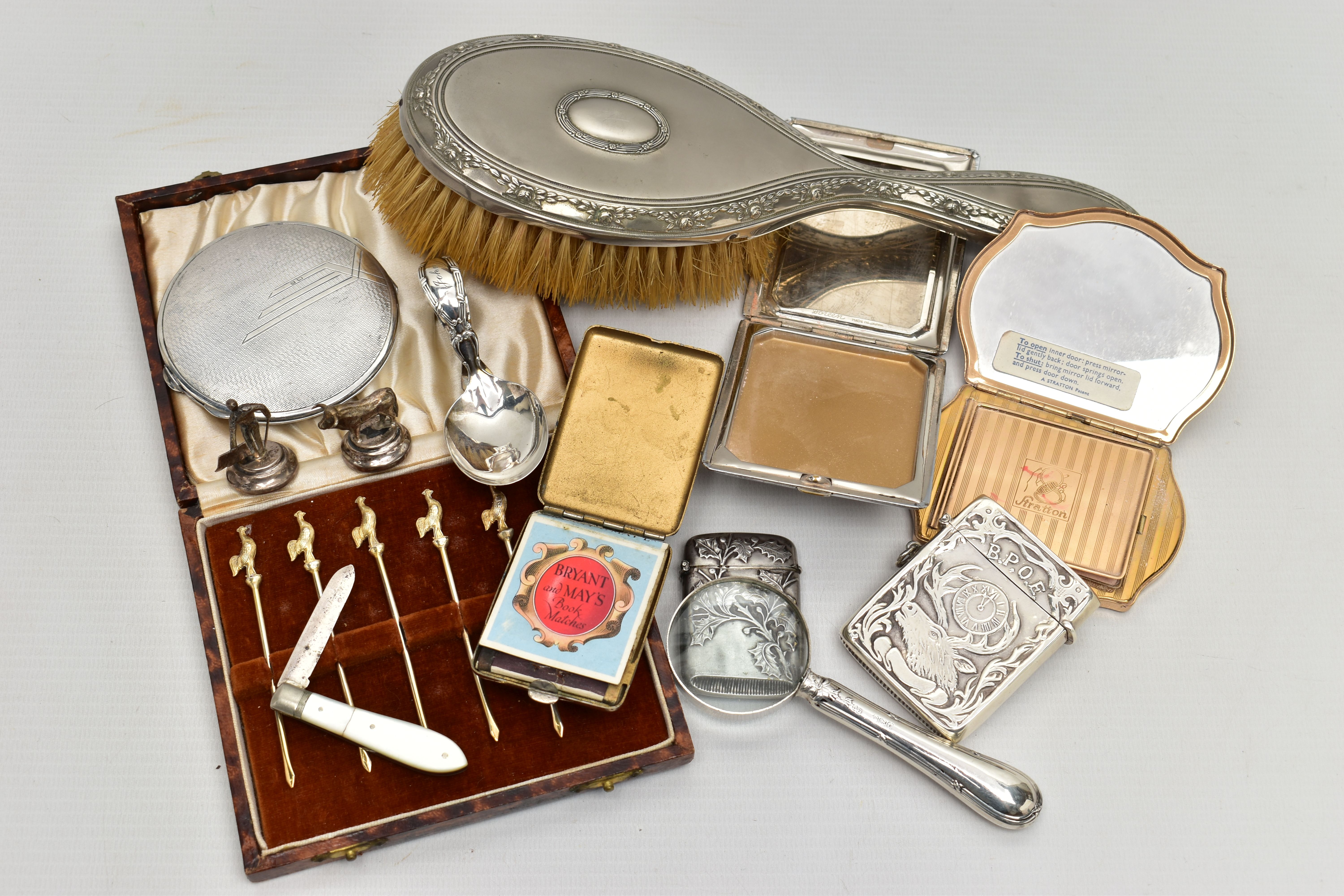 A PARCEL OF ASSORTED SILVER, WHITE METAL, PLATE, ETC, including a George V silver compact, engine - Image 7 of 9