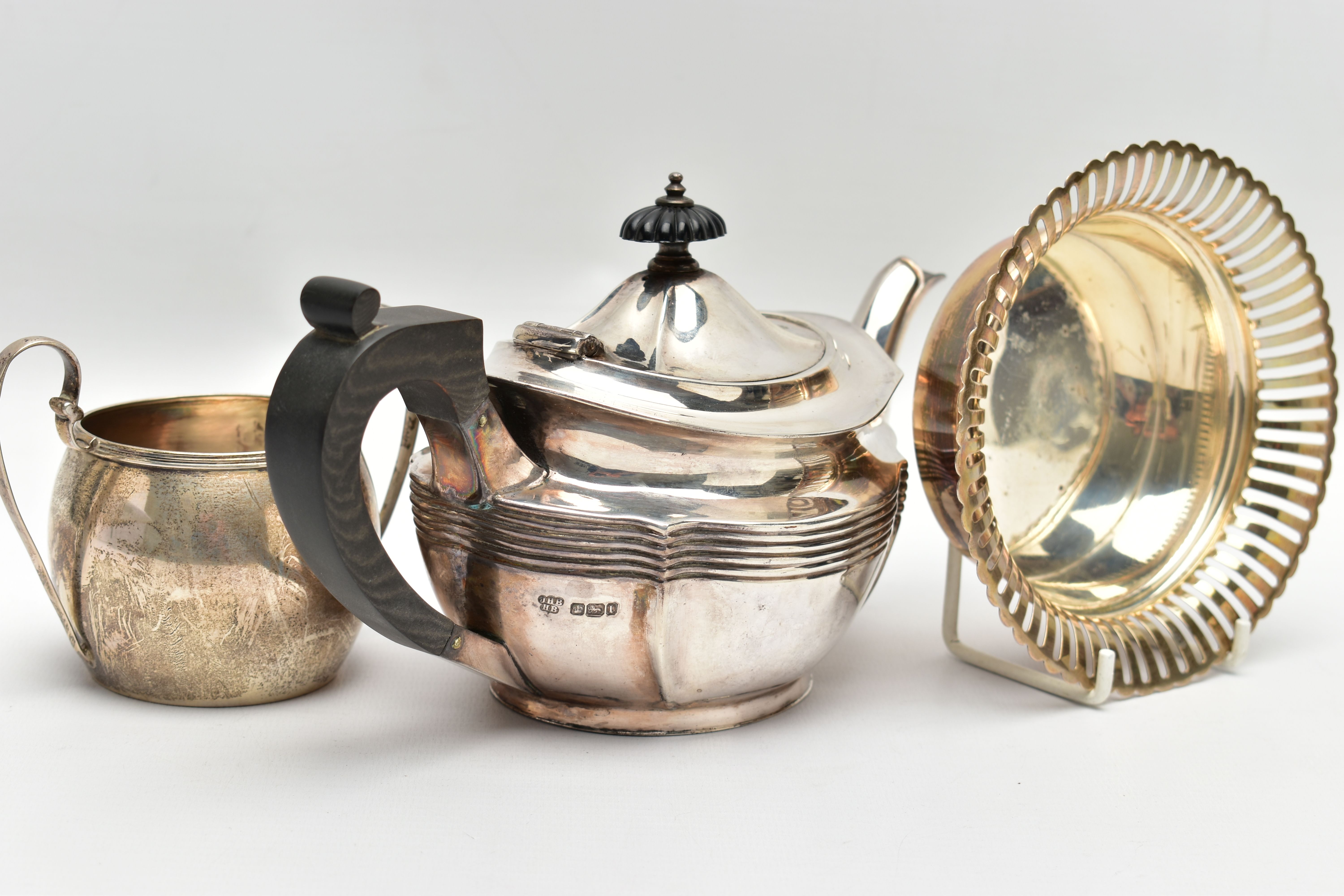 AN EDWARDIAN SILVER BACHELOR'S TEA POT OF SHAPED OVAL FORM, A TWIN HANDLED SILVER SUGAR BOWL AND A - Image 3 of 9