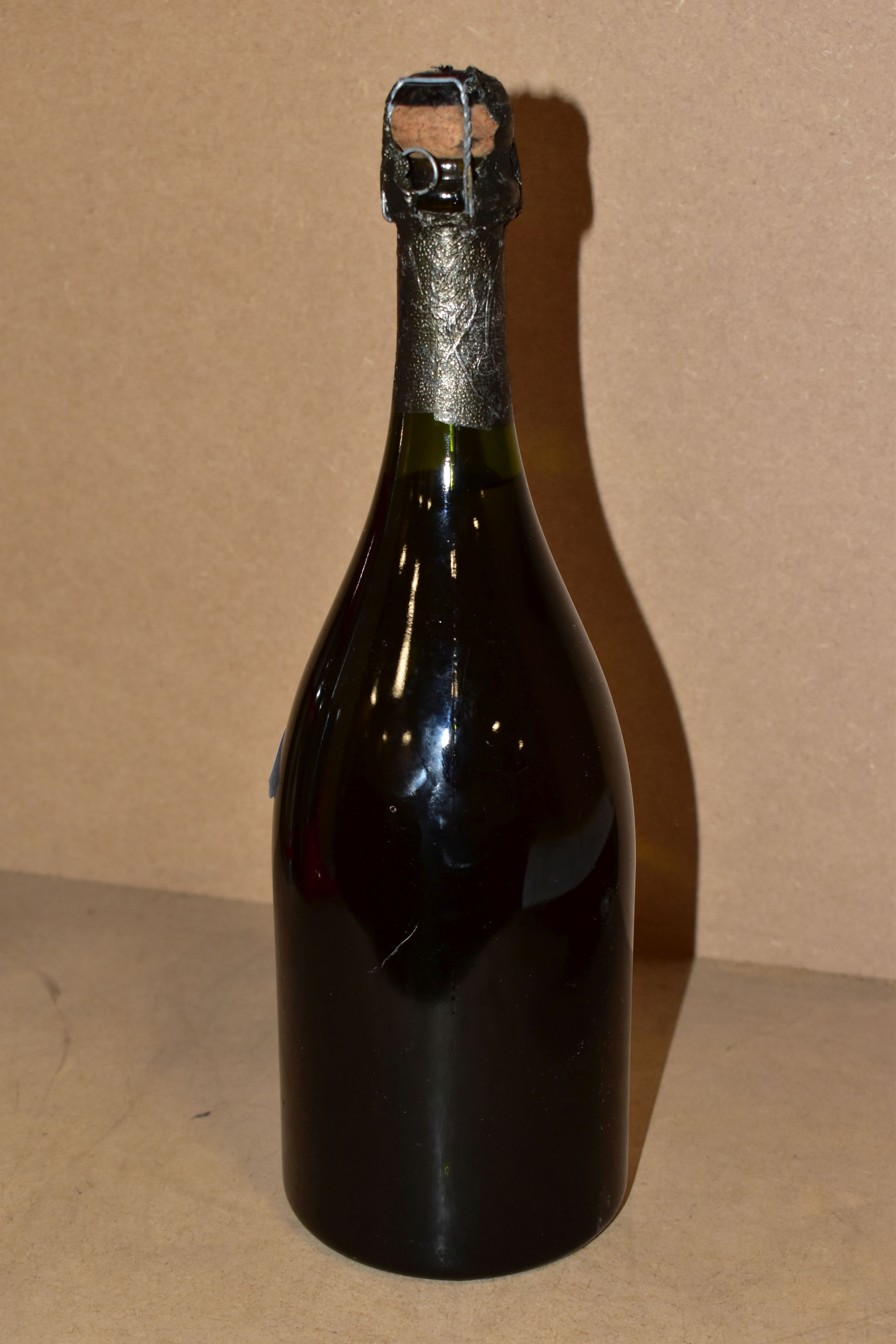 CHAMPAGNE, one bottle of Moet et Chandon a Epernay, cuvee DOM PERIGNON 1971, fill level low neck- - Image 2 of 3