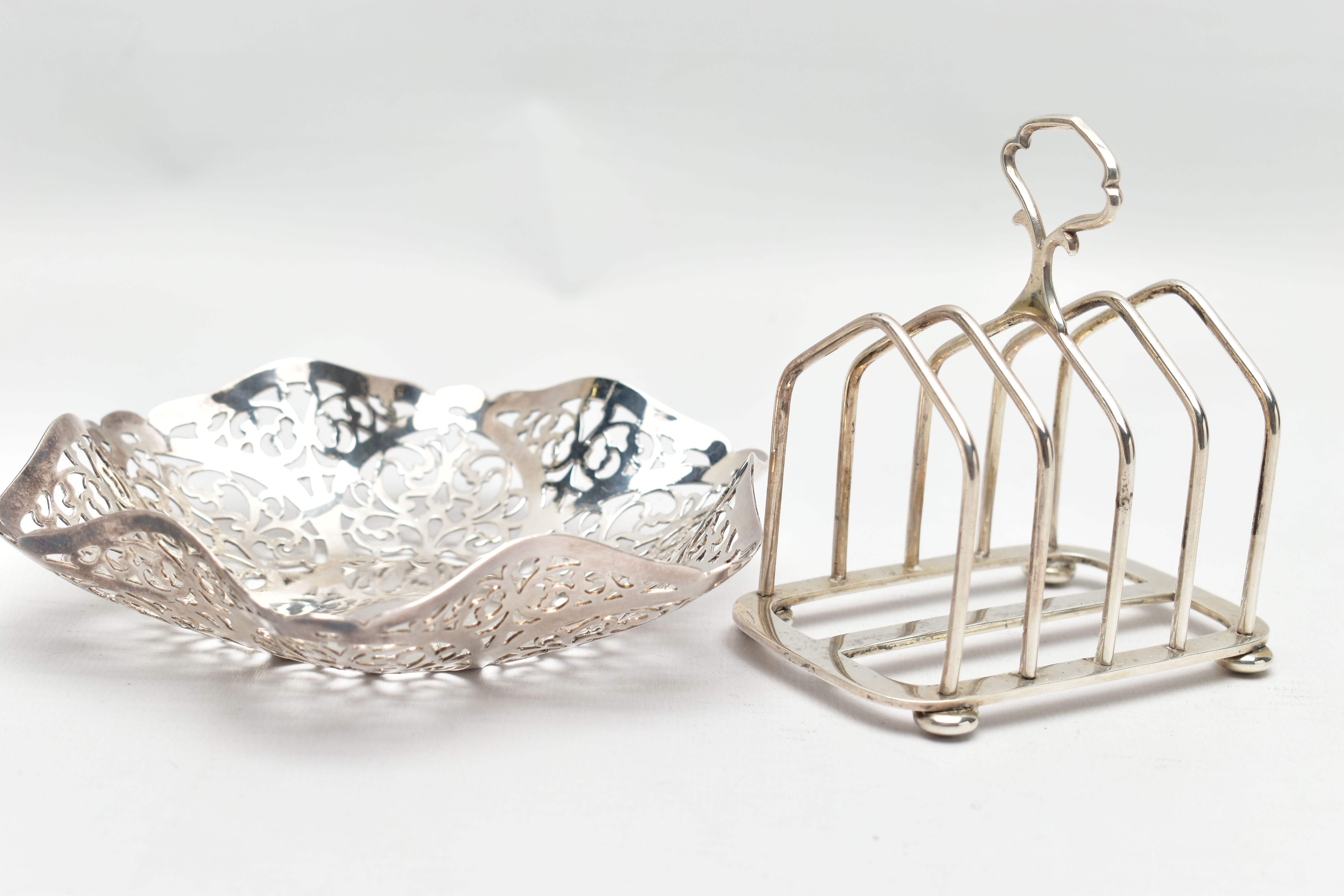 A GEORGE V SILVER FIVE BAR TOAST RACK AND AN ELIZABETH II PIERCED SILVER BONBON DISH OF SHAPED - Image 4 of 6