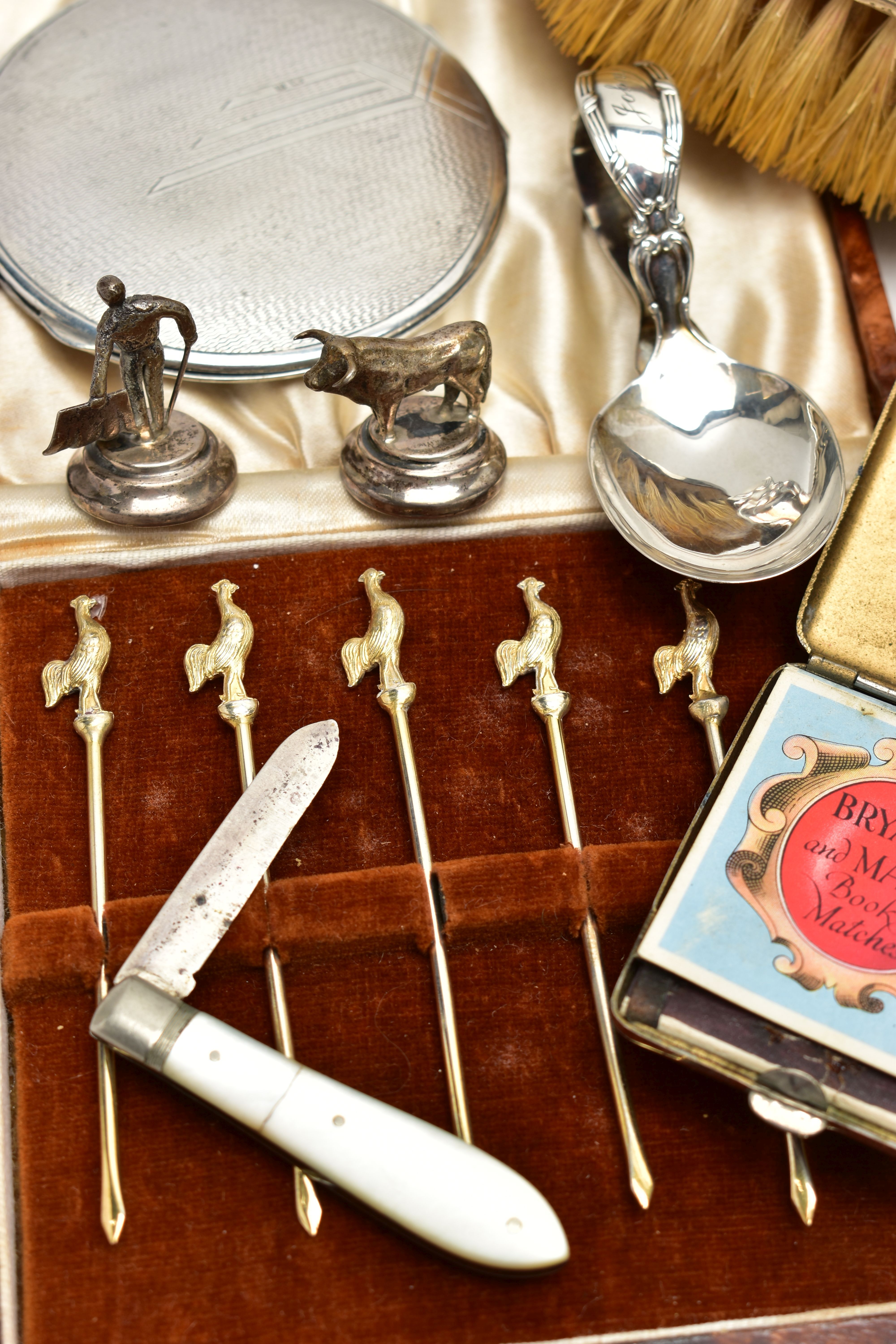 A PARCEL OF ASSORTED SILVER, WHITE METAL, PLATE, ETC, including a George V silver compact, engine - Image 9 of 9