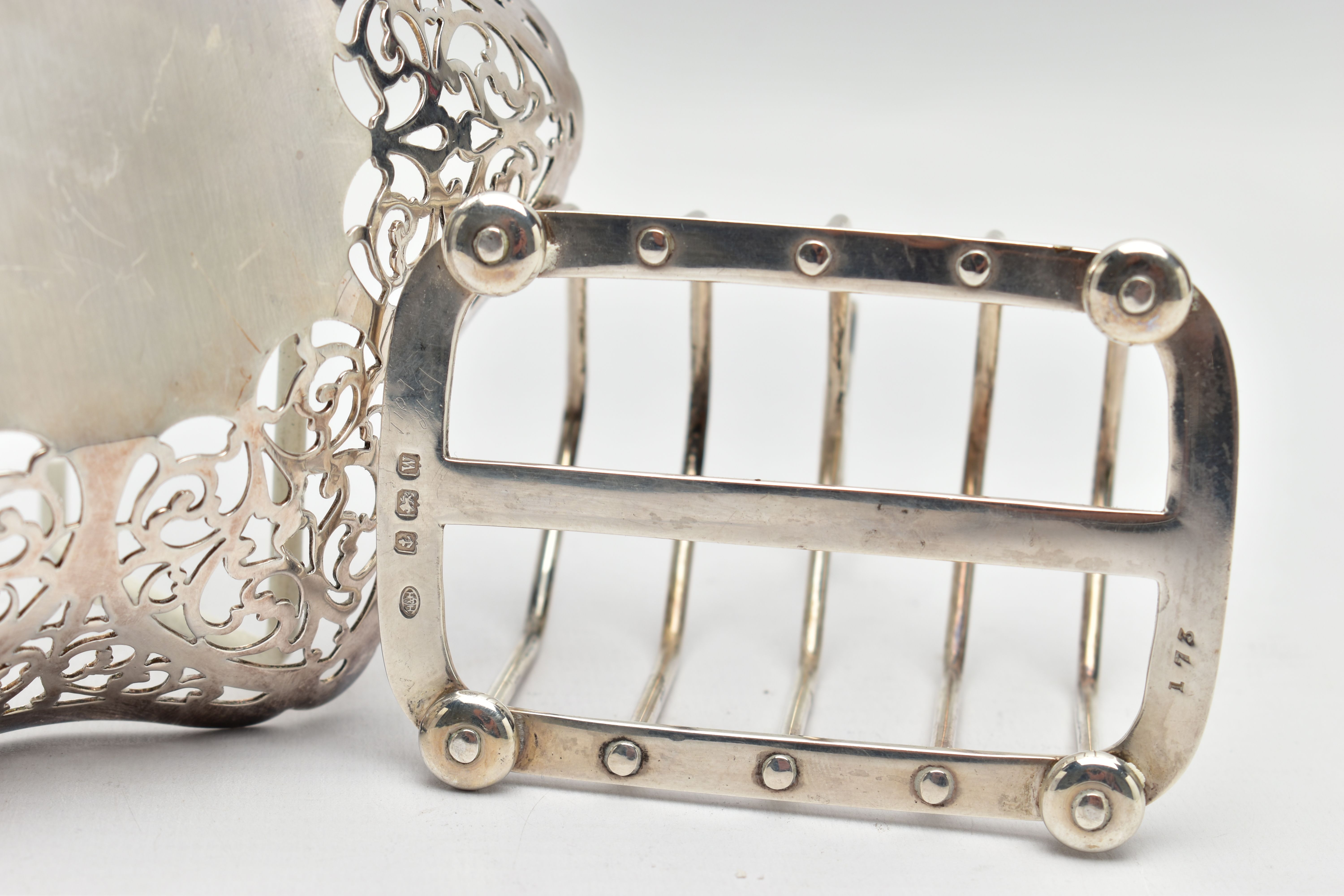 A GEORGE V SILVER FIVE BAR TOAST RACK AND AN ELIZABETH II PIERCED SILVER BONBON DISH OF SHAPED - Image 5 of 6