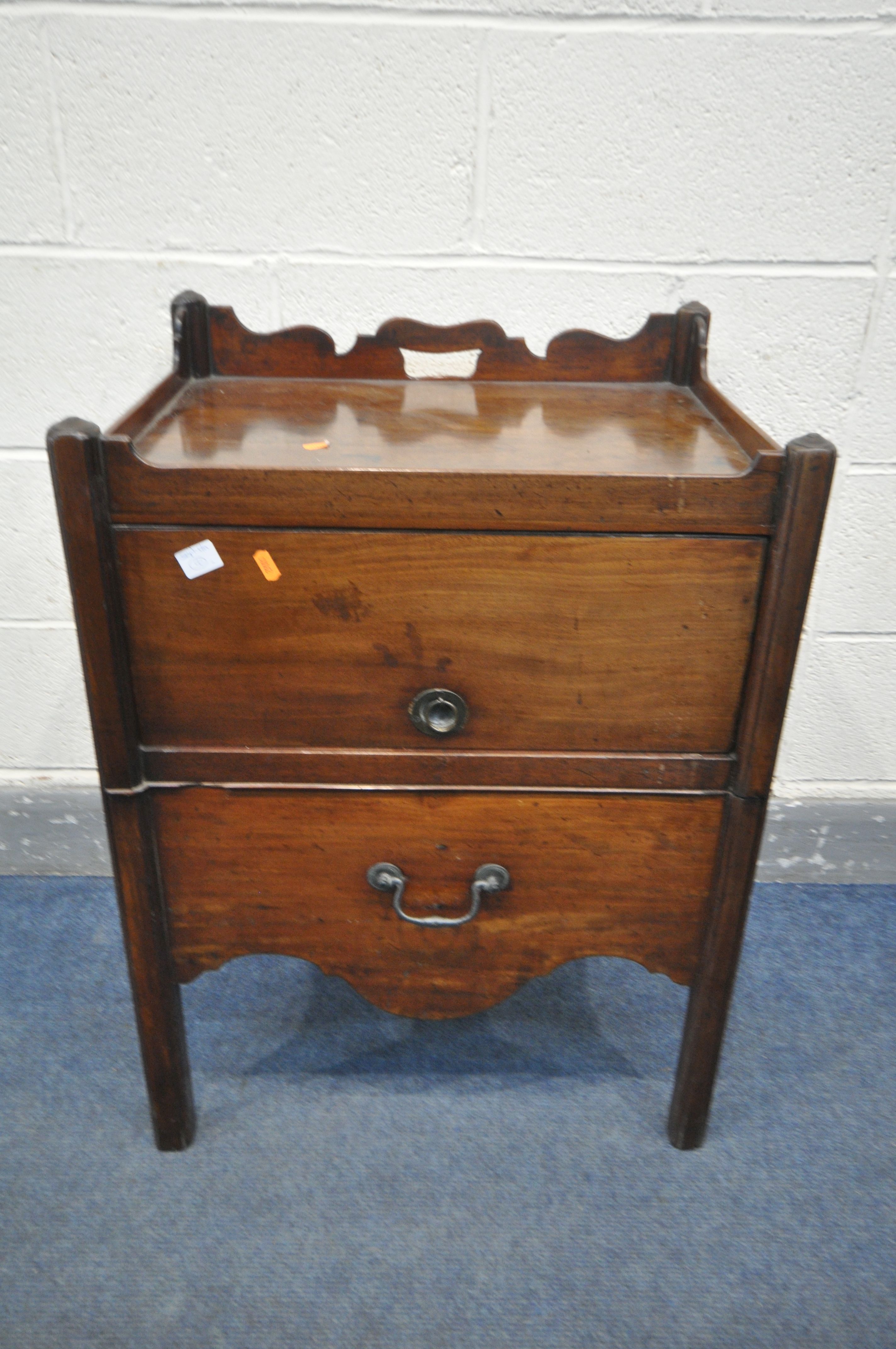 A GEORGE III MAHOGANY TRAY TOP NIGHT COMMODE, with a wavy top, twin handles to side, fall front door - Bild 2 aus 3