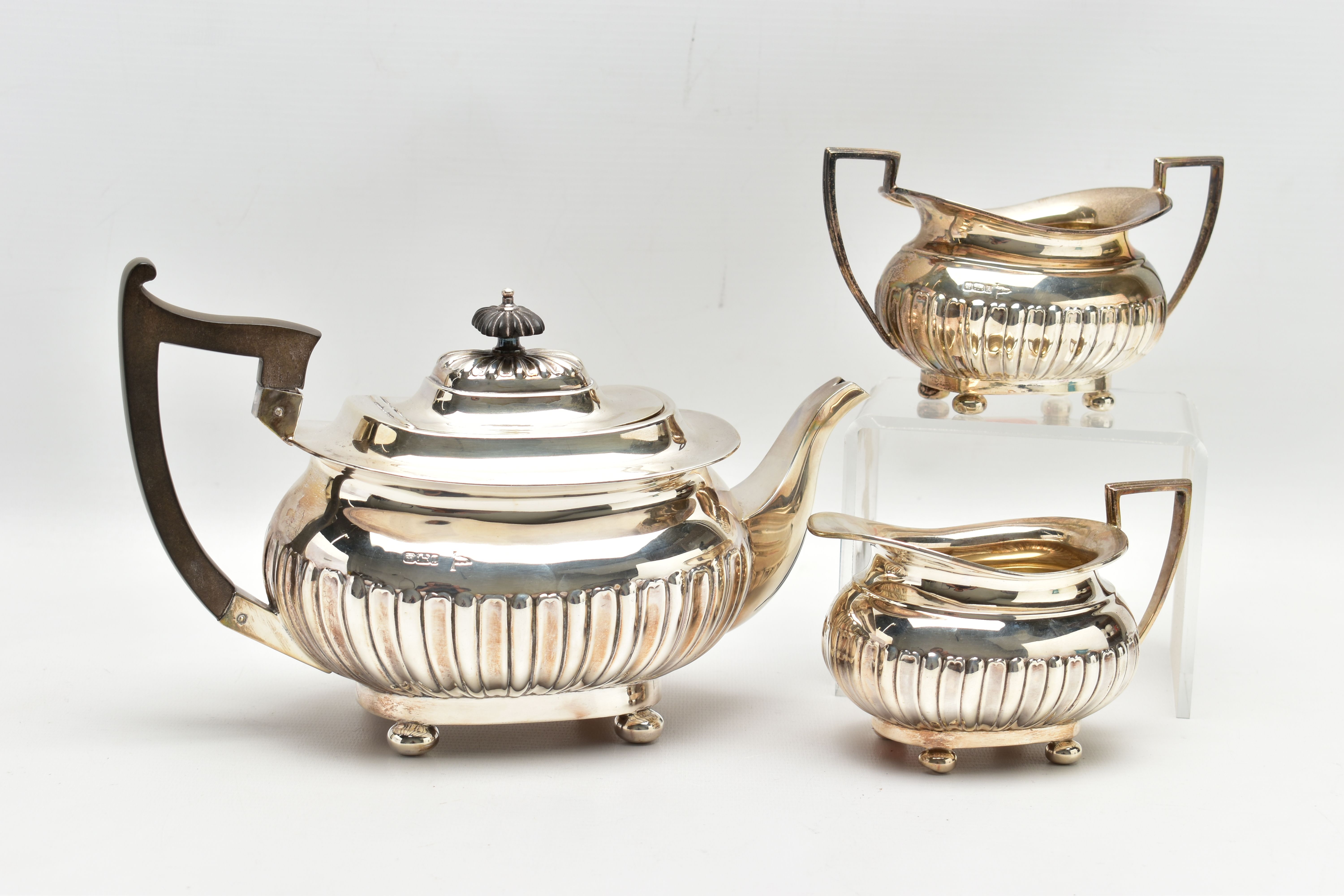 AN EDWARDIAN WALKER & HALL THREE PIECE SILVER TEA SERVICE OF SHAPED RECTANGULAR FORM, the tea pot - Image 2 of 7