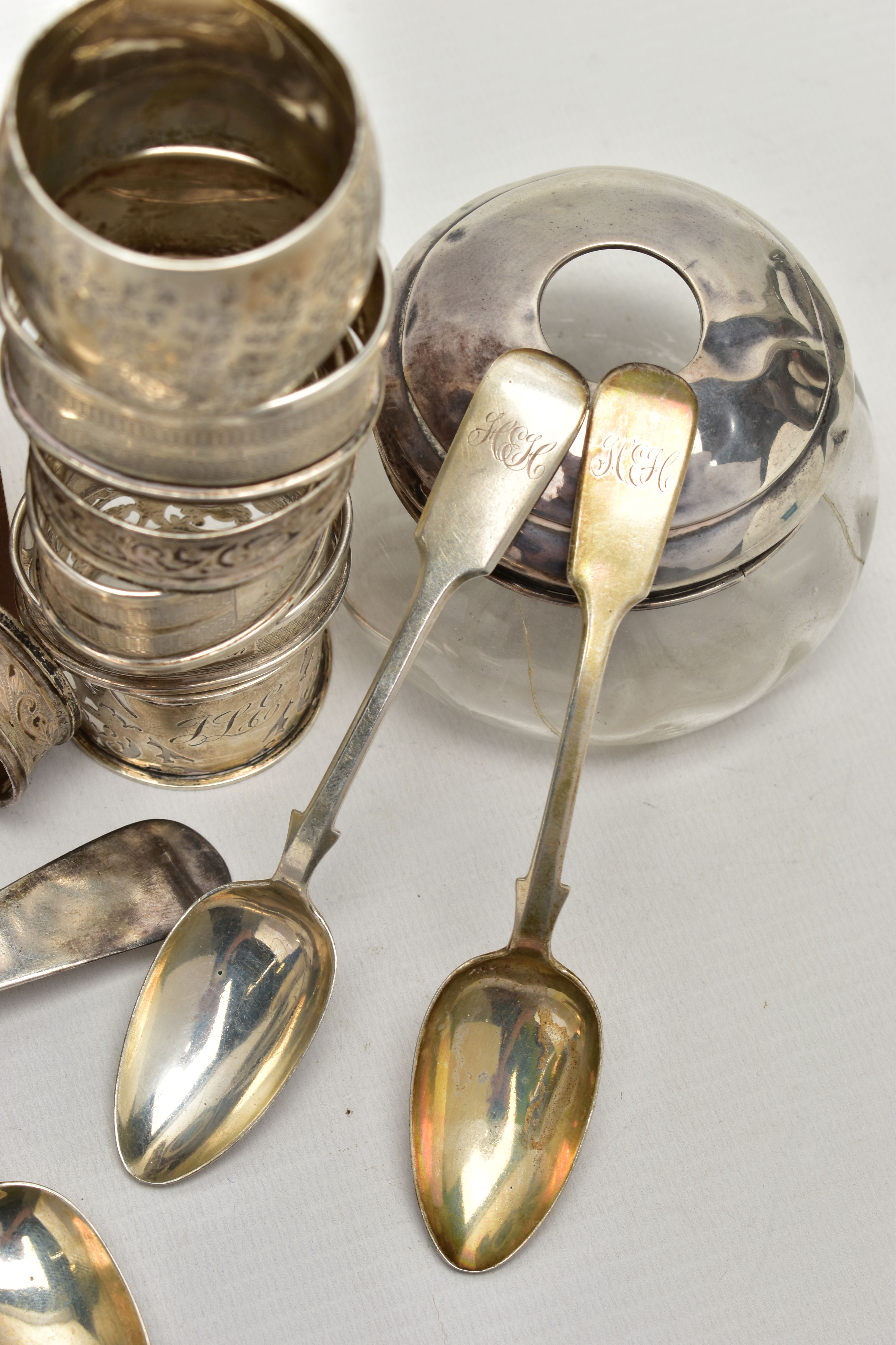 A SMALL PARCEL OF LATE 18TH, 19TH AND 20TH CENTURY SPOONS, NAPKIN RINGS, ETC, comprising an Old - Bild 4 aus 10