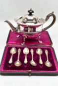 AN EARLY 20TH CENTURY SILVER TEAPOT AND A SET OF SIX GEORGE V SILVER COFFEE SPOONS IN AN