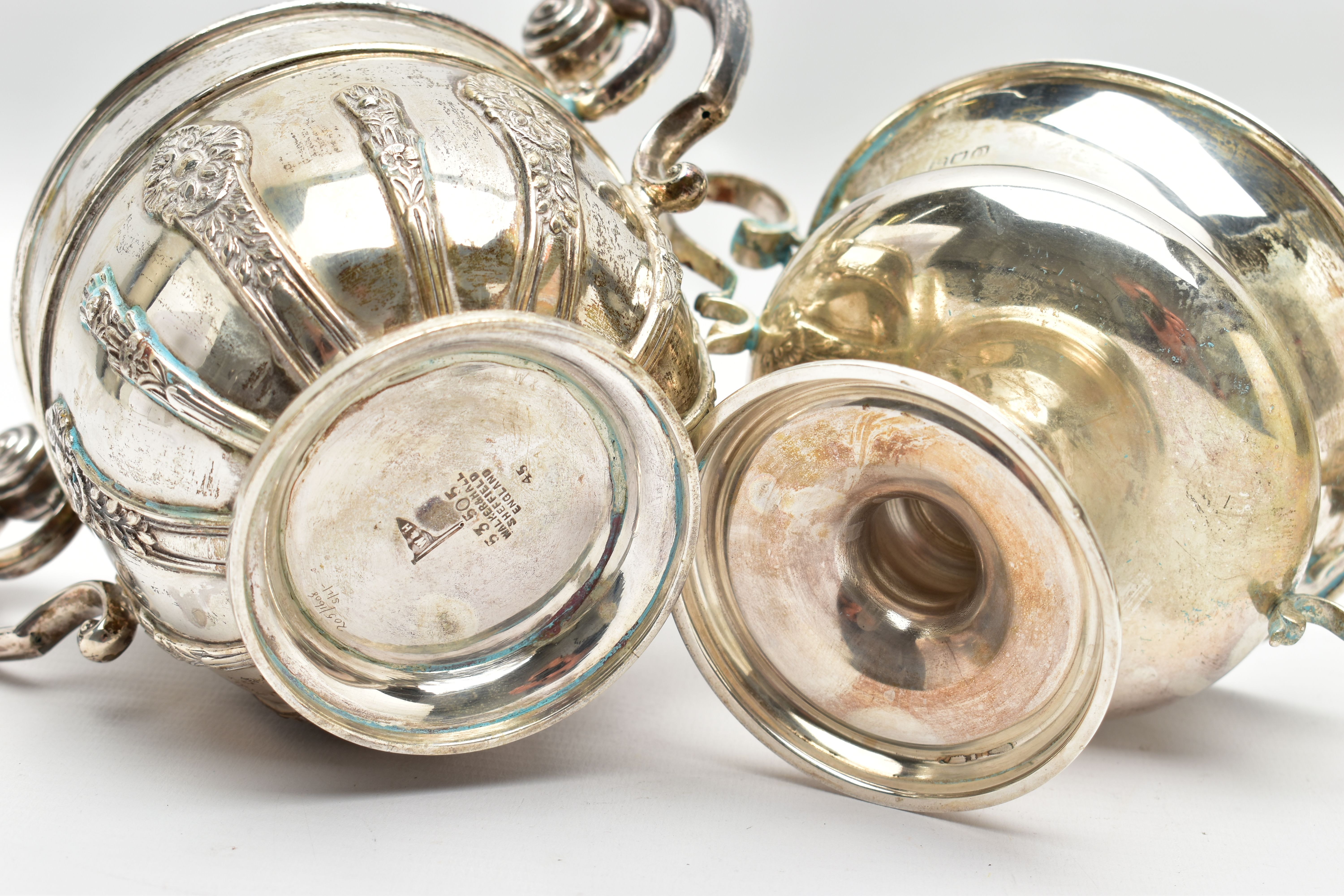 A GEORGE V WALKER & HALL SILVER TWIN HANDLED LOVING CUP AND AN EDWARDIAN TWIN HANDLED PEDESTAL - Image 7 of 7